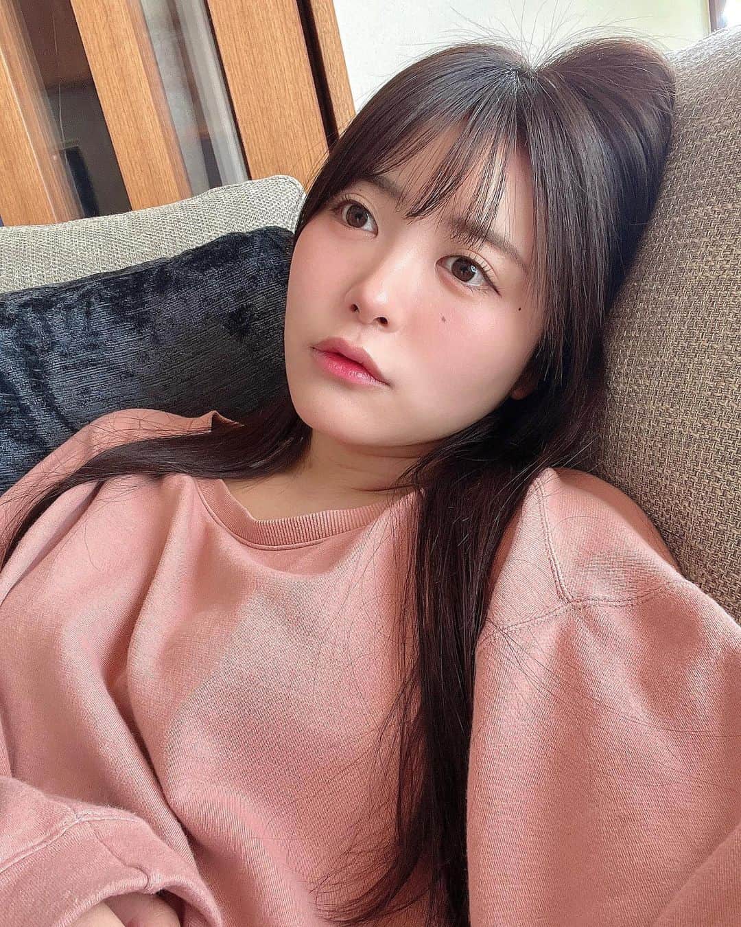 竹内花のインスタグラム：「一緒にまったりしよ？🏡  従兄弟ちゃんの結婚式があったのでついでにお休みを頂いてちょっと一息、帰省しました！  従兄弟ちゃん夫婦、結婚式のために準備を頑張っていたんだなと伝わる素敵な式でとっても幸せをお裾分けして頂きました🫶 甥っ子や姪っ子、従兄弟の子どもくんにも会えて家族が増えたな〜会うたび成長してるな〜としみじみ😌  東京に帰ってきたのでまた明日から頑張るぞ〜！！東京のみんな！ただいま！」