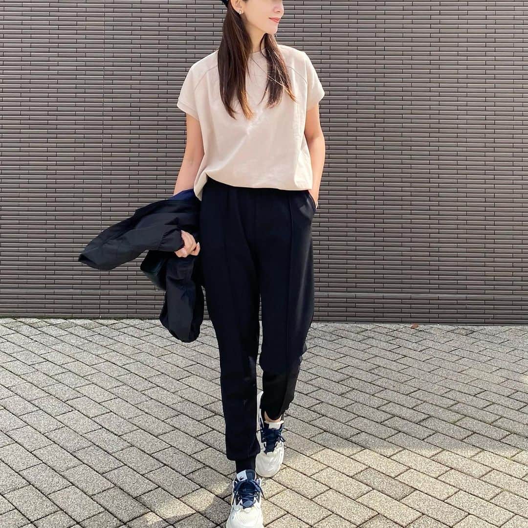 Nagiのインスタグラム：「Tシャツにジョガーパンツ  どんなボトムにでも合わせてやすいTシャツ 生地がしっかりしてるから長く愛用できるね☺️  tops. @classicalelf_official  (グレイッシュベージュ•L size着) bottom. kobelettuce  shoes. lacoste   . .  #クラシカルエルフ #classicalelf #エルフコーデ #タイアップ #sustainaplus#サステナプラス #uniqlo #gu #zara #ユニクロ #ジーユー #ザラ #zozo #zozotown #zozo購入品 #zozotown購入品 #Tシャツ #モックネック #フレンチスリーブ#大人カジュアル#スポーツカジュアル#プチプラ#プチプラコーデ」