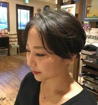 楽天ビューティのインスタグラム：「ヘアスタイル紹介 ✂︎... 刈り上げ ベリーショート🫧 by OLINO さん  大人な艶感もあるベリーショート。  2ブロックを取り入れて、 襟足を刈り上げることで クールビューティーなショートスタイルに。  OLINO さん ご協力いただきありがとうございました🤍  --------ヘアスタイル投稿 募集中--------  皆さまの素敵なヘアスタイルを募集中🤍  #rakuten_beauty をタグ付けいただいた ヘアスタイルの中から担当者がピックアップして ご紹介させていただきます。 ぜひご投稿ください✨  ------------------------------------  ●毎月開催！楽天ポイントが当たるキャンペーン  ネット予約・施術完了＋エントリーで 毎月楽天ポイントが当たります💕  1位　1万ポイント（5名）🤗 2位　5,000ポイント（10名）😆  この楽天ポイントは楽天市場で使えるから 高品質ドライヤーやコスメも買えちゃう！  また、コンビニやドラッグストアでも 使えますよ🤍  次回予約の足しにするのも良いかも✨  　▼条件詳細はこちらから 　https://beauty.rakuten.co.jp/cnt/topics/campaign/present/ 　（もしくは、プロフィール欄のリンクツリーから飛べます🤍）  ご応募お待ちしています💕  ------------------------------------  ⁡ #ショート #ショートヘア #ショートボブ #ショートカット #ショートスタイル #ベリーショート #ショートマッシュ #丸みショート #ショート女子 #大人ショート #ハンサムショート #ショートヘアアレンジ #大人っぽ #春髪 #アレンジ #ヘアサロンモデル #ヘアカラー #サロモ #大人ヘア #大人かわいい #小顔カット #美容室 #ヘアサロン #楽天ビューティ」