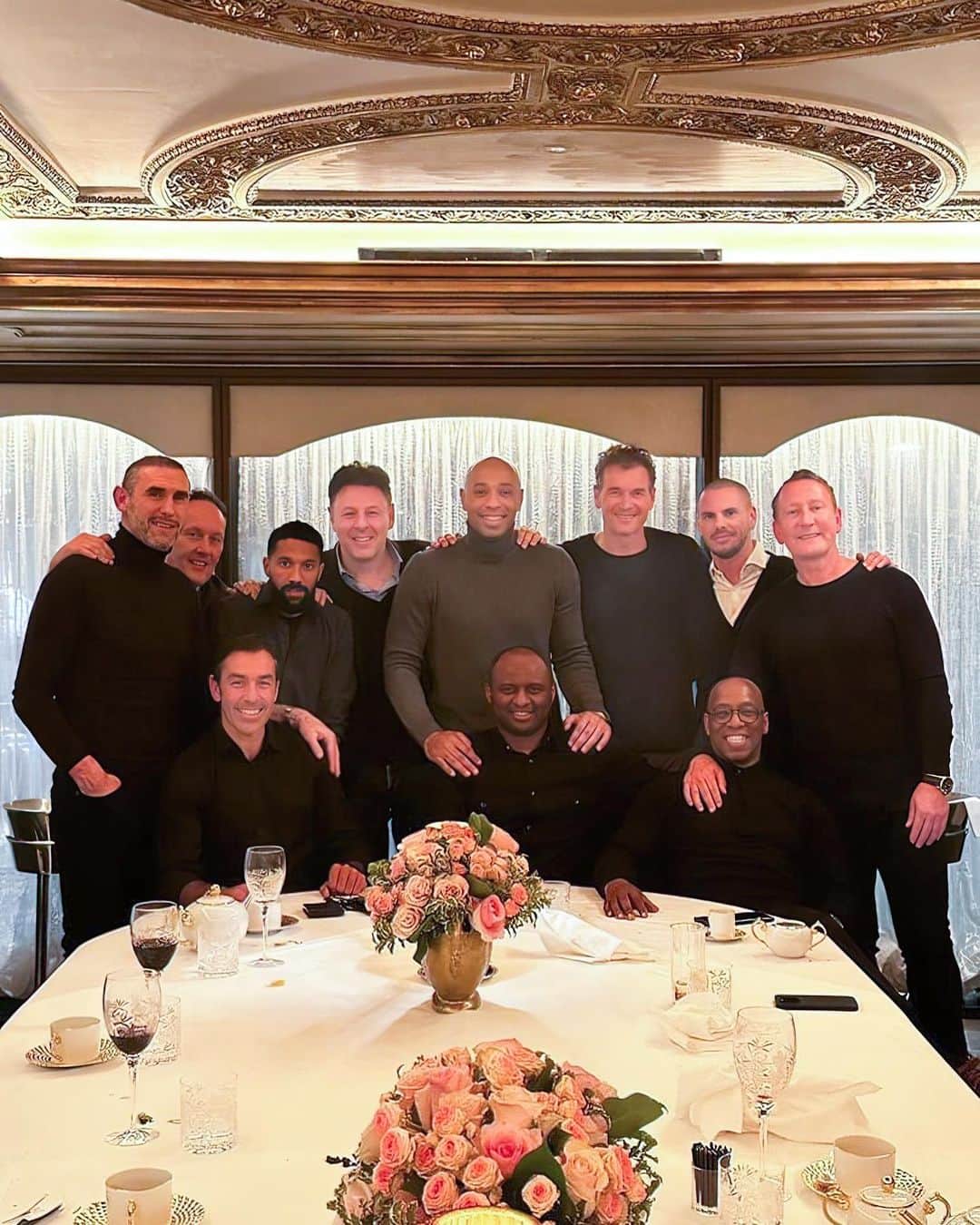 ロベール・ピレスのインスタグラム：「Gunners ❤️🤍」