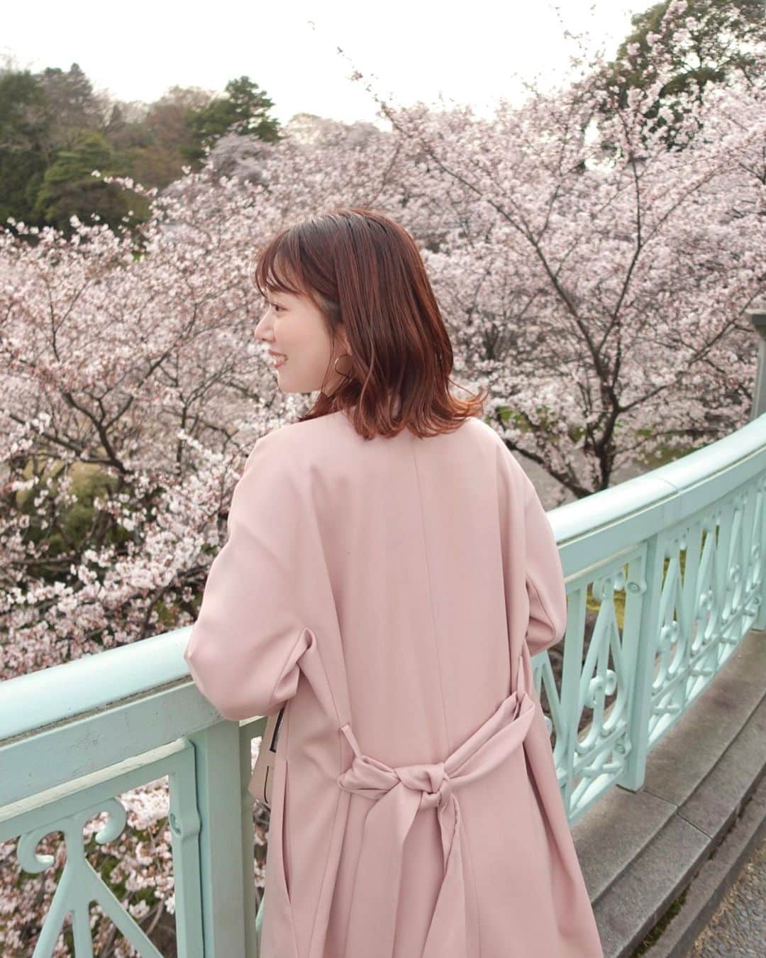 的場絢香さんのインスタグラム写真 - (的場絢香Instagram)「🌸 ⁡ 楽しみに待ってた桜の季節♡ ⁡ この日、風が強くて肌寒かったけど 着たかったピンクのアウターでお花見🌸 (毎年お花見のとき着てる☺︎) ⁡ たくさん桜愛でたいな~🌸🌸🌸 ⁡ ⁡_ _ _ #金沢 #マトバ服 #桜 #お花見」3月29日 19時33分 - ayaka_matoba