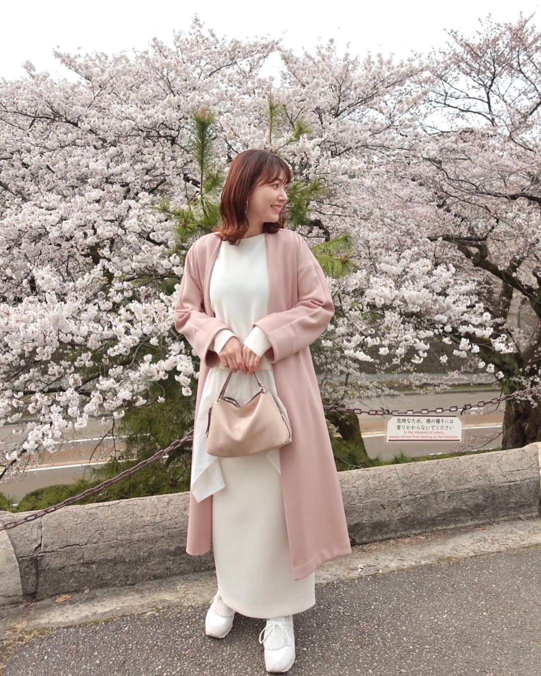 的場絢香さんのインスタグラム写真 - (的場絢香Instagram)「🌸 ⁡ 楽しみに待ってた桜の季節♡ ⁡ この日、風が強くて肌寒かったけど 着たかったピンクのアウターでお花見🌸 (毎年お花見のとき着てる☺︎) ⁡ たくさん桜愛でたいな~🌸🌸🌸 ⁡ ⁡_ _ _ #金沢 #マトバ服 #桜 #お花見」3月29日 19時33分 - ayaka_matoba