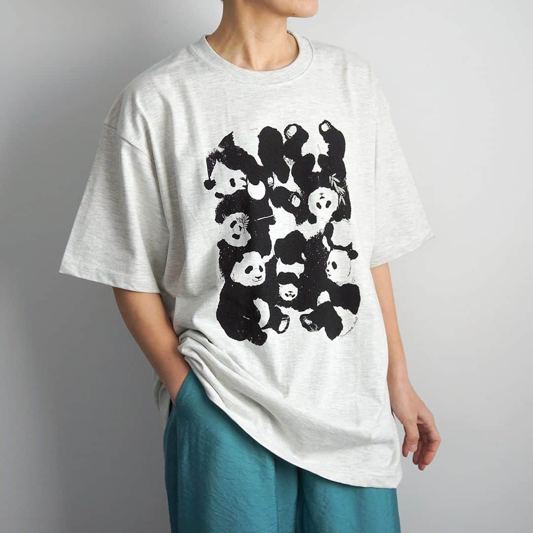 marbleSUD(マーブルシュッド) のインスタグラム：「たくさんのパンダたちがぎゅぎゅっと集合！リアルすぎずデフォルメすぎないイラストはマーブルシュッドならでは。スタンプをぽんっと押したような表情のあるプリントにこだわりました。  ビックシルエットなのでこれ一枚で旬な着こなしが可能に。スタンダードな厚みで、一年中愛用していただけます。 女性が着るとひじやヒップが隠れるオーバーサイズ、男性はちょうどよく着られるユニセックスなアイテムです。プレゼントにもオススメです。」