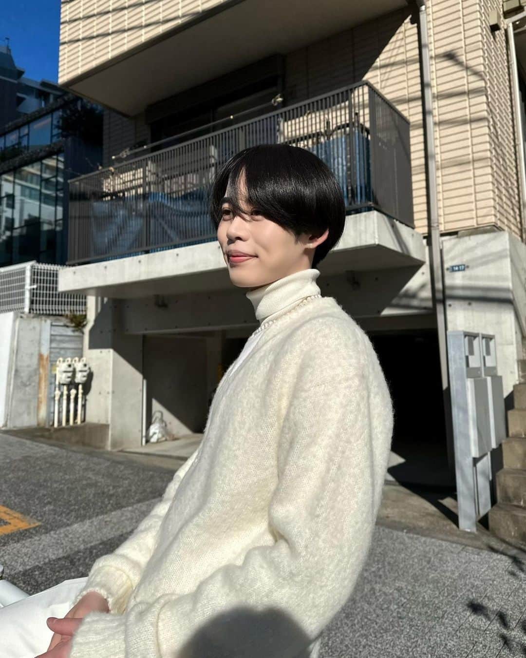 しょうきのインスタグラム：「スペシャルケア🍃 ⁡ Panasonic Beautyのバイタリフト RFを使い続けて個人的にはかなりの効果を実感してる😌 ⁡ スペシャルケアはもちろん、デイリーケアができちゃう✨ MOISTモードで毎日ケアがよき！ 僕は最近スペシャルケアとしても、週に2〜3回でお風呂上がりにゆったりリラックスしながら使ってるよ🫧 ⁡ 販売当初から継続して使っていて、本当に肌のハリ感やキメが整って毛穴が目立ちづらくみるみる綺麗になってるのが実感できて毎日楽しい🥰 ⁡ 肌ケアがすごく大切なのを改めて実感した。 これからも継続していく✌️ ⁡ ⁡ #パナソニックビューティ #バイタリフトRF ⁡ #美容家電 #パナソニックビューティ社外美容部 #テクノロジーで確かな効果を #美顔器 #メンズ美容 #美容男子 #メンズメイク #メンズメイク」