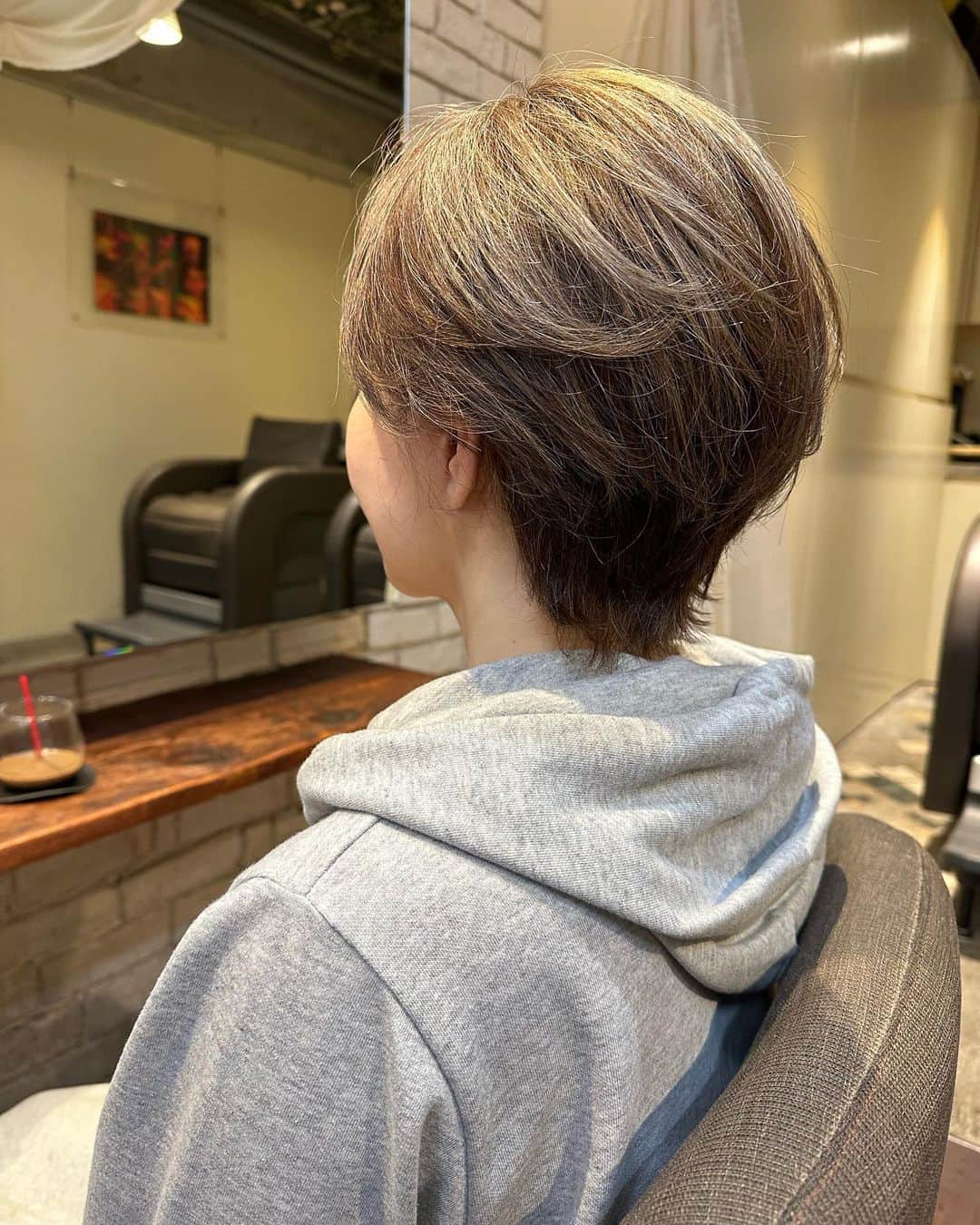 里美ゆりあのインスタグラム：「@daisuke_ishigaki_hair さんに４時間かけてカラーとカットしてもらいました😌 白髪染めをして隠すのではなく悩めるお年頃になったら白髪を活かす お洒落染めカラーがオススメ✨  伸びてきたので細かくハイライトを再度入れてカットも短過ぎず襟足残しでオーダーしました😀  理想通りに仕上がって満足🥰  長い時間ありがとうございました❣️❣️  いつもありがとうございます😊😊  #ショートカット #ショートボブ #ショートヘア  #ショート #お洒落カラー #美容院 #里美ゆりあ」