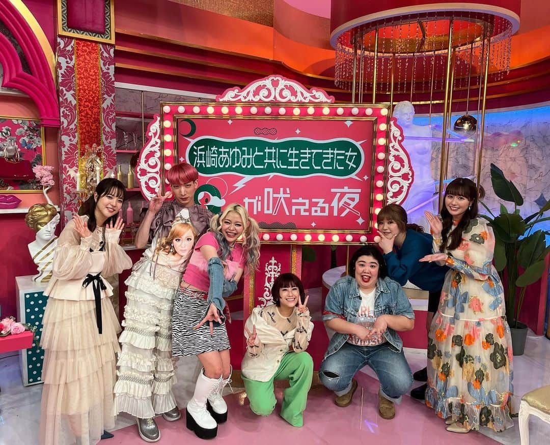 IMALUのインスタグラム：「今夜9時からーー！ #上田と女が吠える夜   にて、一生お会いできないと思ってた浜崎あゆみさんと共演することができました😭  小学生の時から浜崎さんの歌が大好きで、浜崎さんの歌詞に励まされたり、共感したり，背中を押してもらったり、みんなでカラオケで盛り上がったり...！曲ごとに当時の思い出が一瞬で蘇る。生活の一部のような、人生のサントラのような歌がたくさんです(うまく表現できない)  会ってみたい人は誰？と聞かれるといつも浜崎あゆみさんと言ってたのですが、地球がひっくり返ってもないことだと思ってたんで、今回のお話も浜崎さんが登場するまで信じてませんでした笑  上田さん&スタッフの皆さんありえない経験をさせて頂きありがとうございました😭  みんな是非みてねー！　  👗 @kogisonofuku  💄 @hairmakeup_mayu」