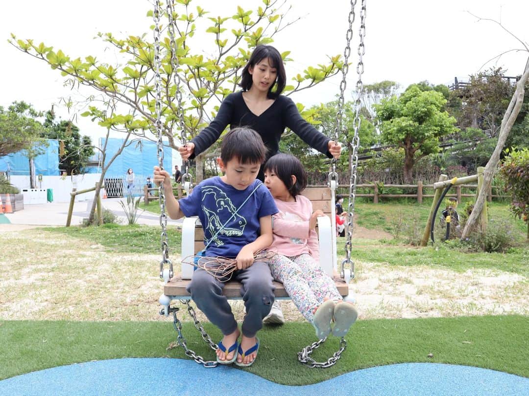 本仮屋リイナのインスタグラム：「動物園で、いちばん盛り上がったのは、ぶらんこ🍃でした😂⁡  ⁡動物園内に何ヶ所かブランコがあるの、リフレッシュにいいですよね？✨⁡⁡ ⁡⁡ ⁡ライオンの隣に、いきなりブランコ。みたいな世界。⁡新鮮でした✨ ⁡ ⁡#大人は心地よい揺れに目を瞑リイナ」