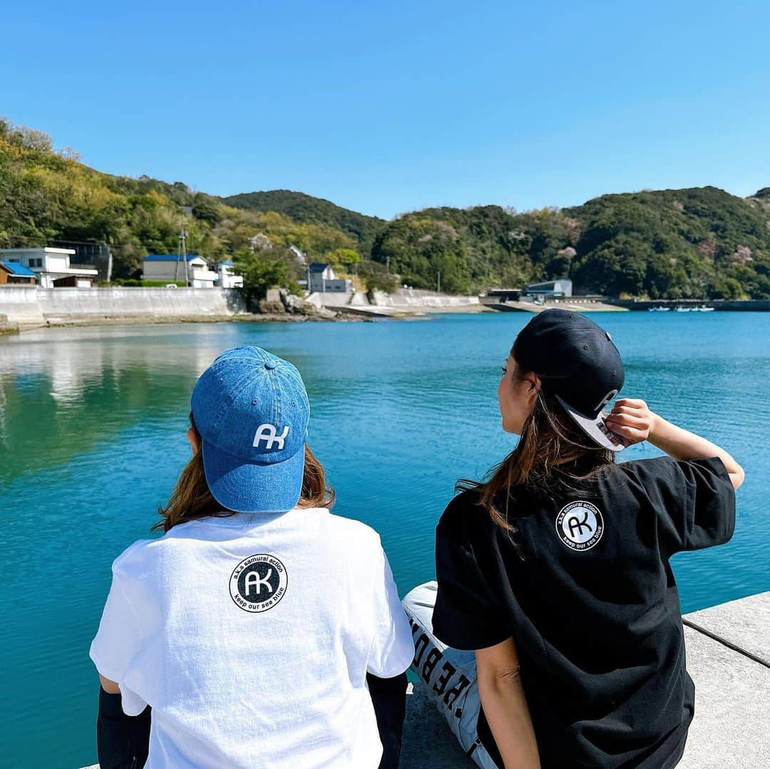 渕上万莉 さんのインスタグラム写真 - (渕上万莉 Instagram)「昼間は半袖でもあったかい🌸 早くも顔は日焼けして黒くなりつつあります👩🏽☀️  沖縄の宝 赤侍さんのブランド AKのTシャツ👕  4/1.2に沖縄で開催される 【沖縄フィッシングコンテンツトレードショー2023】 で限定発売されるよ🕺✨  デザイン可愛いからオシャレなレストランにも着ていったぜ（笑）😎🤙🏽🍾  私とにっしゃんは参加できないけど キーストンブースに遊びに行ってみてください😆🙌🏽❣️  #赤侍 #AKTシャツ #限定Tシャツ #キーストン #沖縄フィッシングコンテンツトレードショー2023  #にっしゃん #フッチー」3月29日 19時39分 - mari_fuchigami