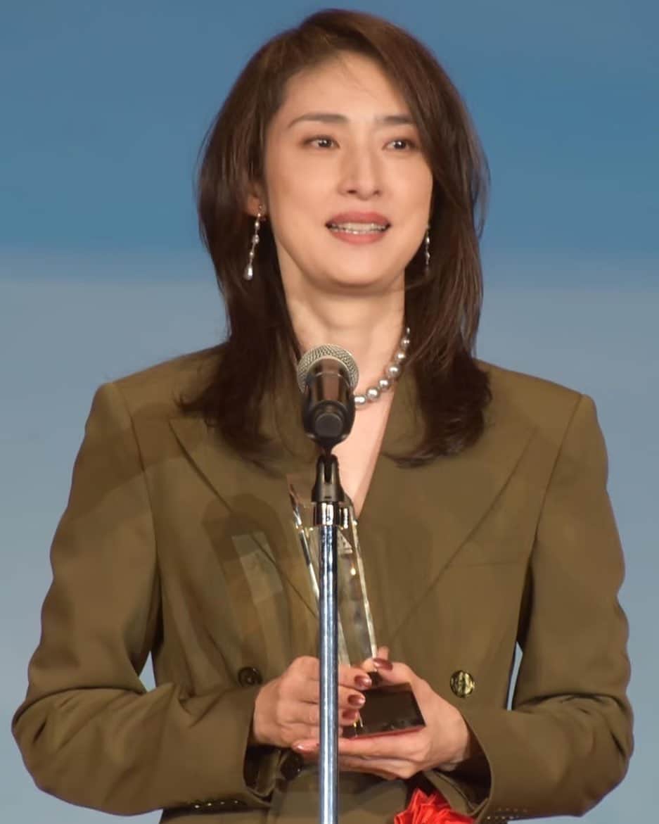 天海祐希のインスタグラム：「第44回松尾芸能賞受賞おめでとうございます🌸🏆 いつもファンに素晴らしい作品を届けてくださってありがとうございます。これまでもこれからも日本が誇るトップ女優です👏🏼  #天海祐希 さん」