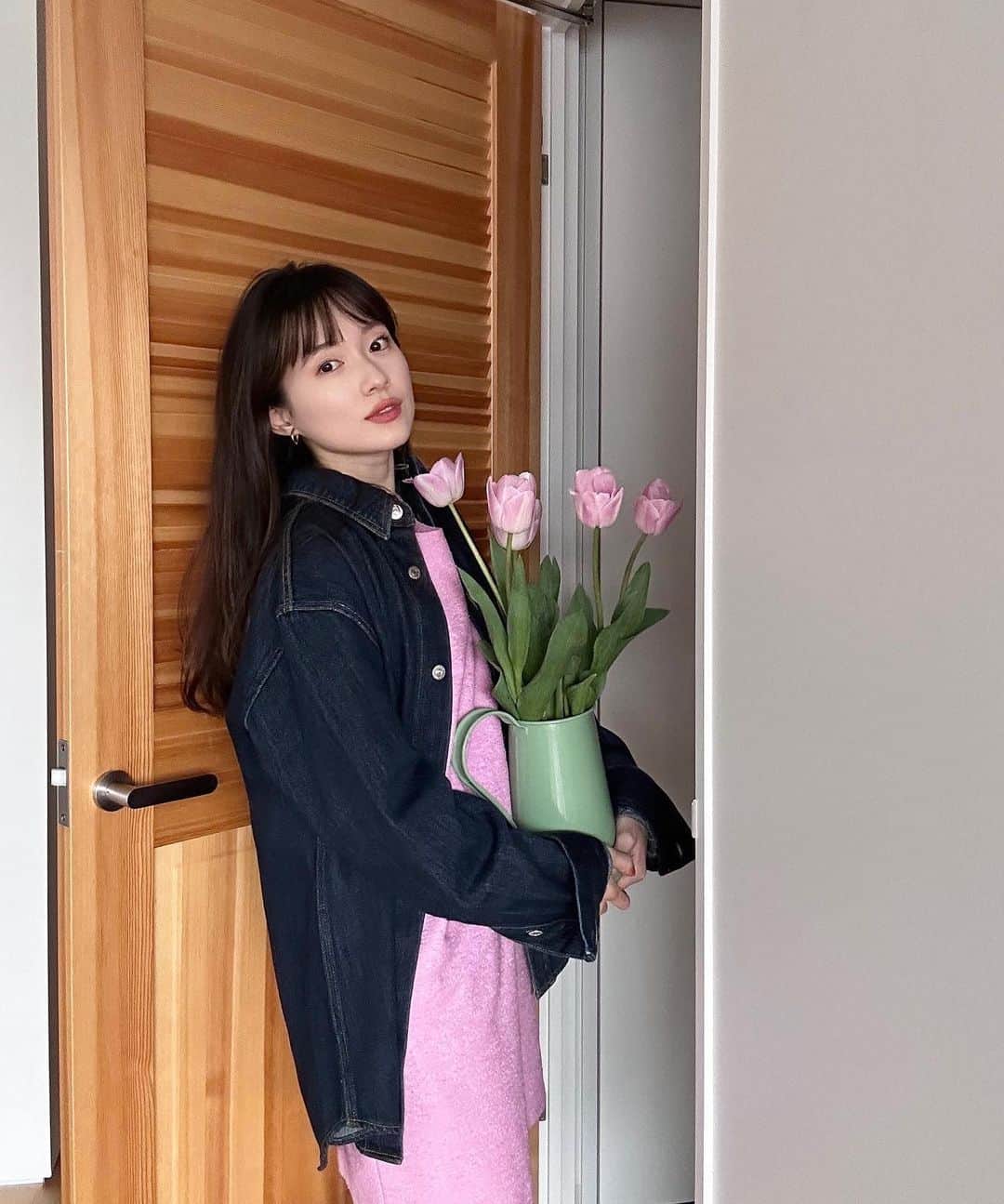 吉竹美聡のインスタグラム：「💘💘💘 denim✖️pink 3月もあと少し。お花もメイクも洋服も好きな色で揃った🍬🌸」