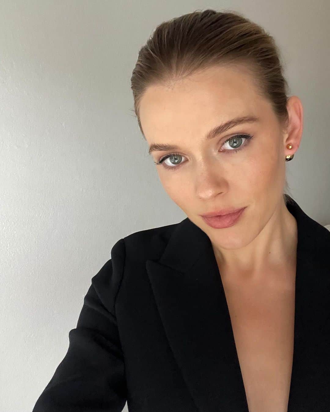 Victoria Leeのインスタグラム：「🖤🖤 @diorbeauty」