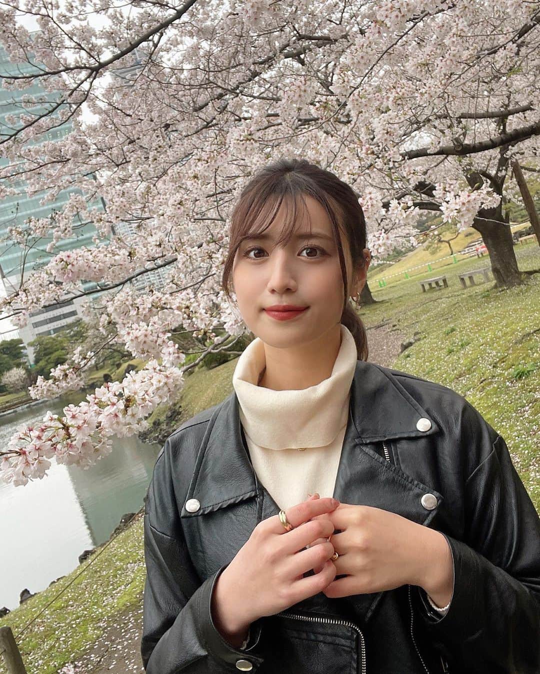 御子柴かなのインスタグラム：「お母さんとお花見しました👀 散っちゃう前に見れて良かった😌🌸」