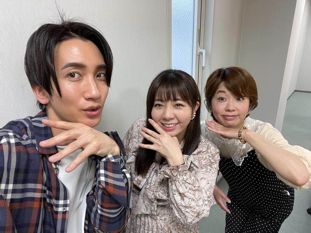 前田まみのインスタグラム：「秋田久美子姉さんと桜井雅斗くんの新喜劇美容部💄💋 の配信に出演させていただきました！  な、な、な、なんと、配信中に、部員になってくれませんか？と😳‼️‼️  えーーーっ！！！光栄です😆 入らせてくださいっ！！！！  となりまして  わたくし、新喜劇美容部の部員にならせていただきました🥹✨  これから宜しくお願い致します🙇‍♀️   #秋田久美子 姉さん 美脚🦵美肌スーパーママ女優さま💗  #桜井雅斗 くん お肌ツルツル所作も綺麗まさに美男子👱   #新喜劇美容部  #吉本新喜劇  #よしもと新喜劇  #新喜劇」