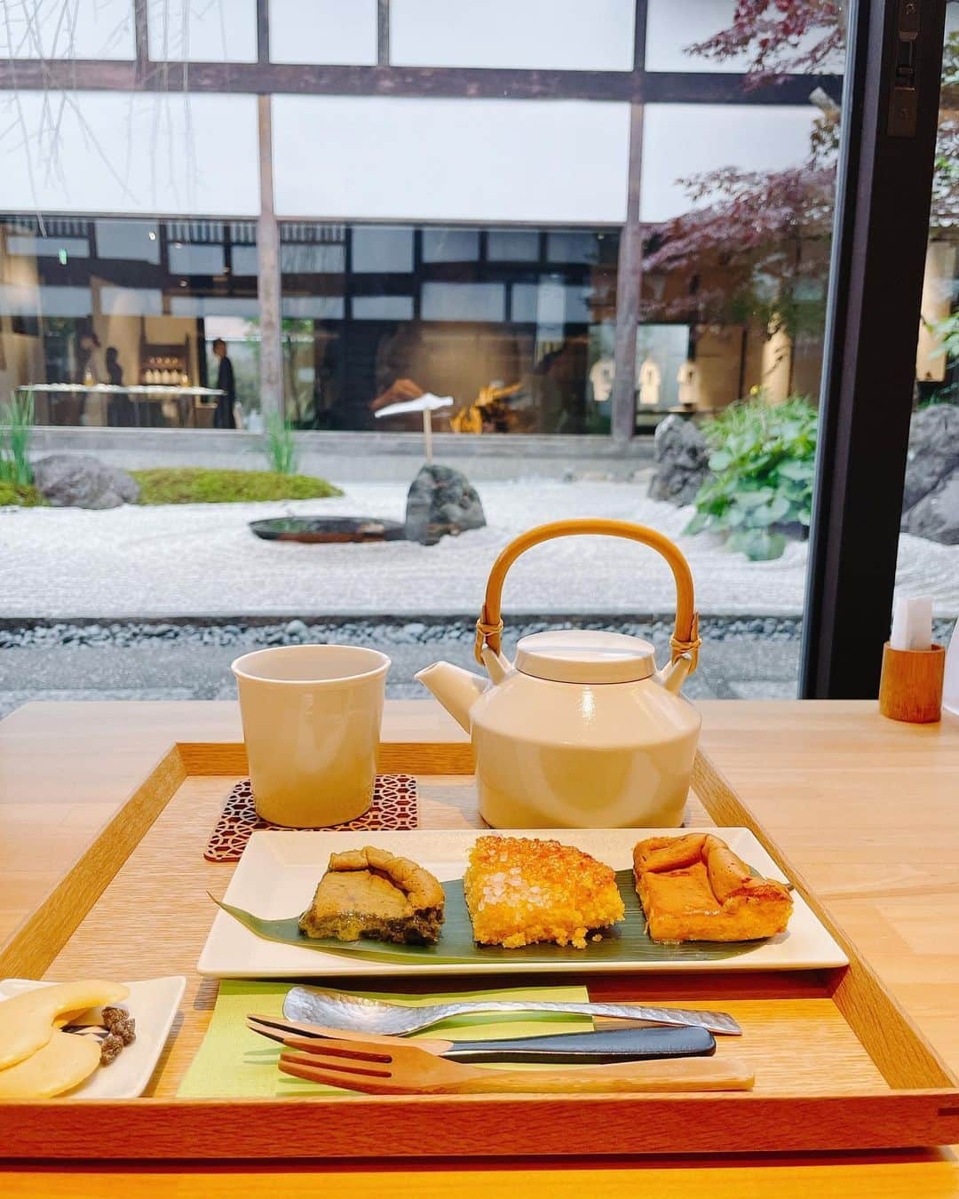 ライ・チャンさんのインスタグラム写真 - (ライ・チャンInstagram)「生カステラ‼️モチモチな食感で、ついつい食べてしまう〜普段のカステラと全く違う食感、めちゃくちゃおすすめだよん‼️  あとあと、静かな庭園を眺めながら、もう最高な癒しだった✨  @zencha_muromachi  @zenkashoin   #ライチャン#旅女子#旅行推薦#ライチャンの休日」3月29日 19時47分 - laichan.official