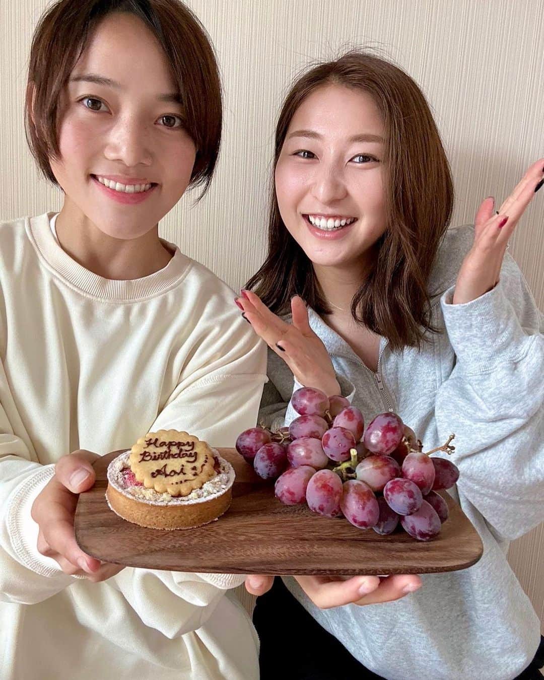 木崎あおいのインスタグラム：「_ 桜の木の下でお花見しながらサラダとアサイーボウルを食べる予定が雨でできなくなったのでおうちで再現🥗 まさかのケーキが出てきてサプライズしてくれたよ🎂💗 いつも通り喋りまくり楽しかった（╹◡╹）  #サラダボウル好き #好きなもの詰め込みすぎた #全部入らなかったよね #アサイーの代わりはヨーグルト #岩泉のヨーグルトが好きです」