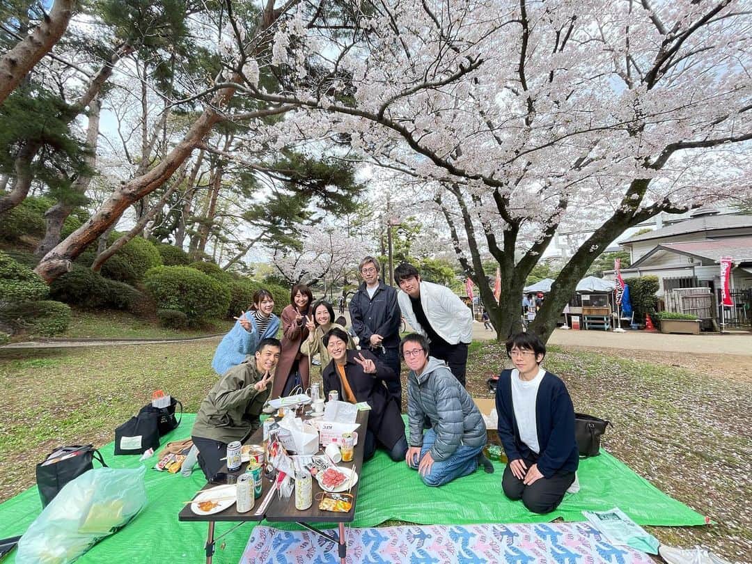 泉水はる佳のインスタグラム：「・ ようやくこうしてみんなでお花見できる春🌸  最高！！！！！  #お花見  #桜  #千葉公園」