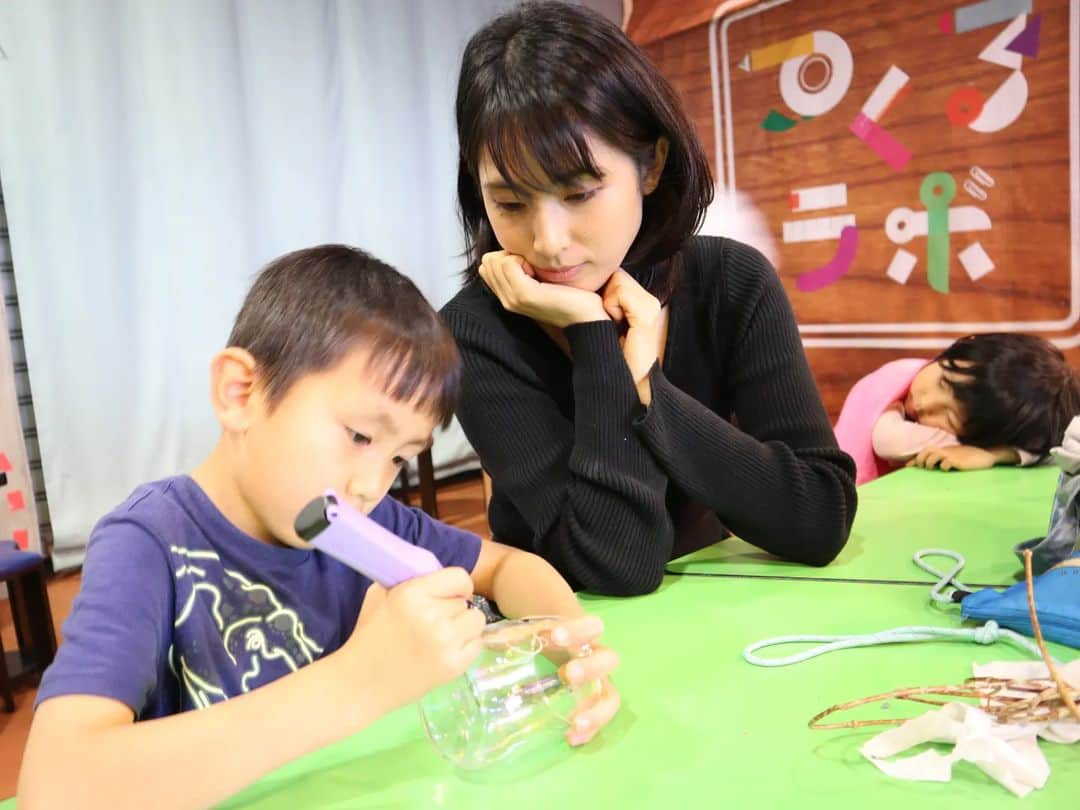 本仮屋リイナのインスタグラム：「沖縄こどもの国は、動物園と一緒に、科学展示や体験活動できる博物館ワンダーミュージアムもあります✨⁡ ⁡⁡ 長男は、にじいろのグラスに削り機で模様を描ける体験を🥤 ⁡⁡ ⁡「リイナにプレゼントするからね😊」と私のことを描いてくれたり、一生懸命取り組む姿にきゅん🥹‪🤍 ⁡ ⁡⁡ 想像以上の出来上がりだったのか、「やっぱり、みんなで一緒に使おうね！」だって🥹⁡ ⁡⁡ ⁡お気持ちありがとう🤝⁡ ⁡⁡ ⁡#待ちくたびれた娘は眠リイナ」