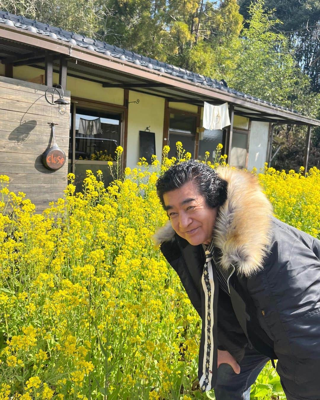 藤岡弘、のインスタグラム：「.  3年ぶりの宮崎。 素敵な菜の花が満開でした🌾 12年目の　わけもん　藤岡弘、のぶらり旅最終回, 放送をお楽しみに🌞  #わけもん！ #宮崎放送 #藤岡弘、 #MRT #自然」