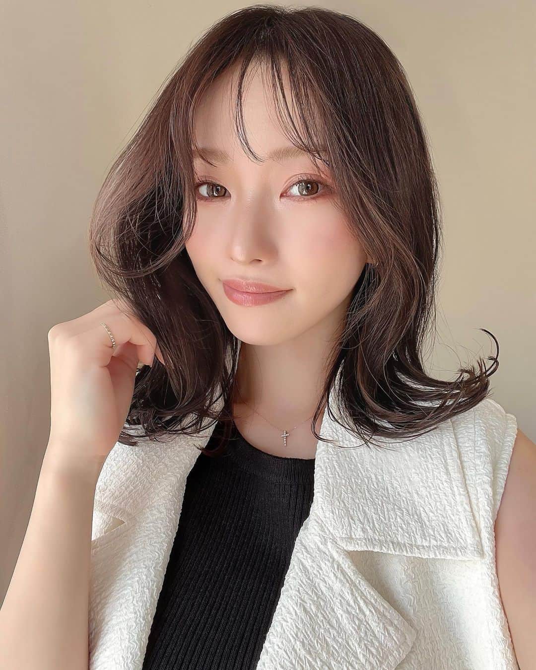 のインスタグラム：「. 髪切った💇🏽‍♀️とても好評である🫶🏼 . 春になるといつもこの長さにしてる気がするｗｗ . #ミディアム#ワンカール」