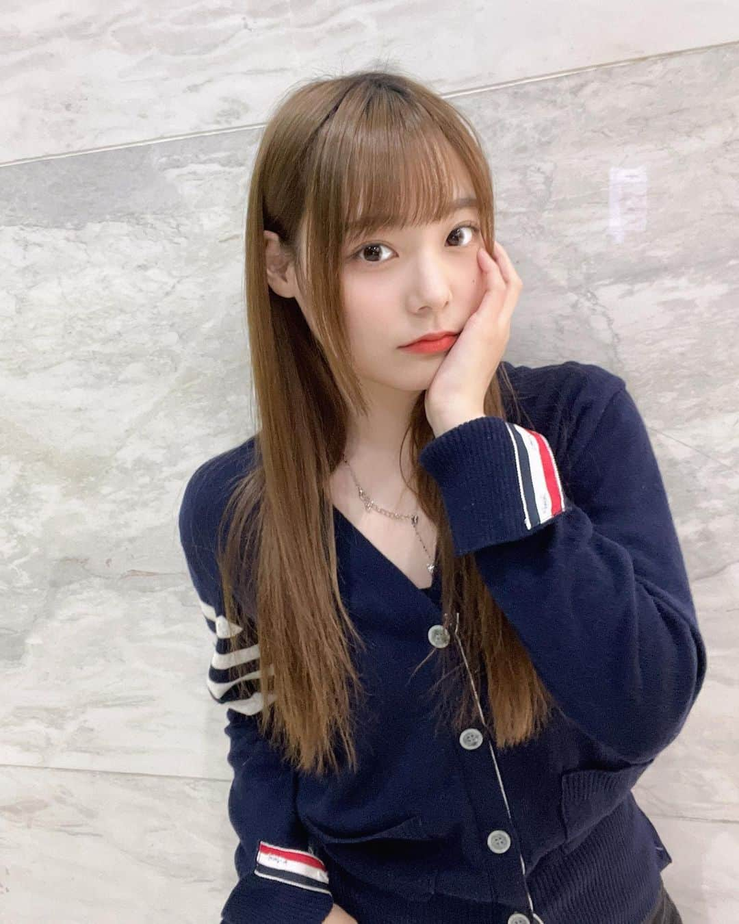 李始燕さんのインスタグラム写真 - (李始燕Instagram)「🫐  .  .  .  .  .  .  .  .  .  .  .  .  .  #00 #00line #00년생 #22歳 #23 #ootd #fyp #fypシ #daily #osaka #japan #korean #関西 #大阪 #韓国 #韓国ファッション #韓国語 #韓国コーデ #茶髪 #ロングヘア #カーディガンコーデ #カーディガン #トムブラウン #가디건 #봄코디 #가디건코디 #일본여행 #春コーデ #春服コーデ #오사카여행」3月29日 19時53分 - siyo.co.kr