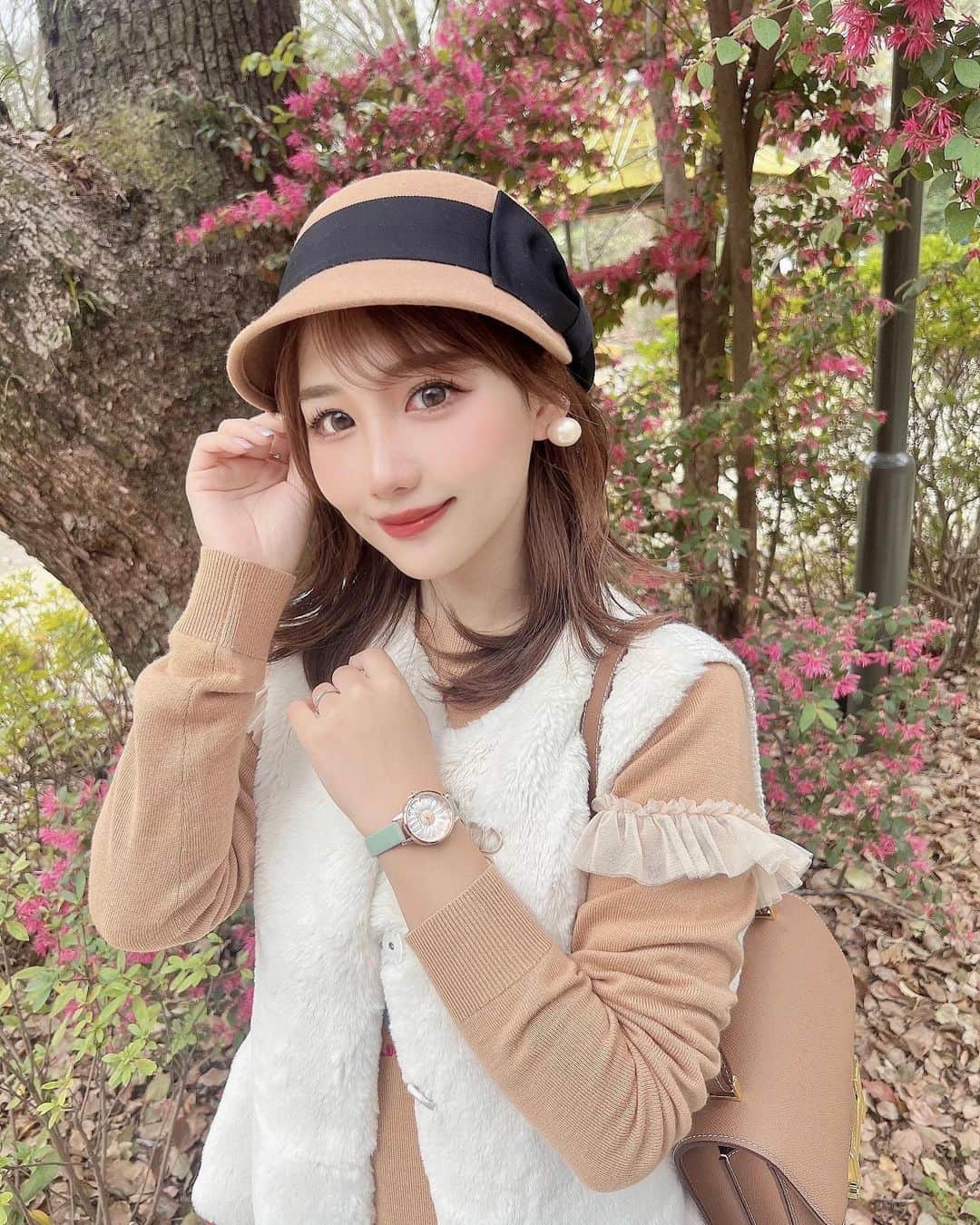加藤里奈のインスタグラム：「⋆  ブラウンコーデ🤎  新しく @oliviaburtonjapan の時計をゲットしました😊  文字盤が可愛くておきにおり✿  #ootd #fashion #instafood #instagram  #hairstyle #outfit #code #instafashion  #ファッション #撮影 #ヘアスタイル #ヘア  #コーディネート #コーデ #今日の服  #oliviaburton #腕時計 #watch #オリビアバートン #オリジョ #オリビア女子」