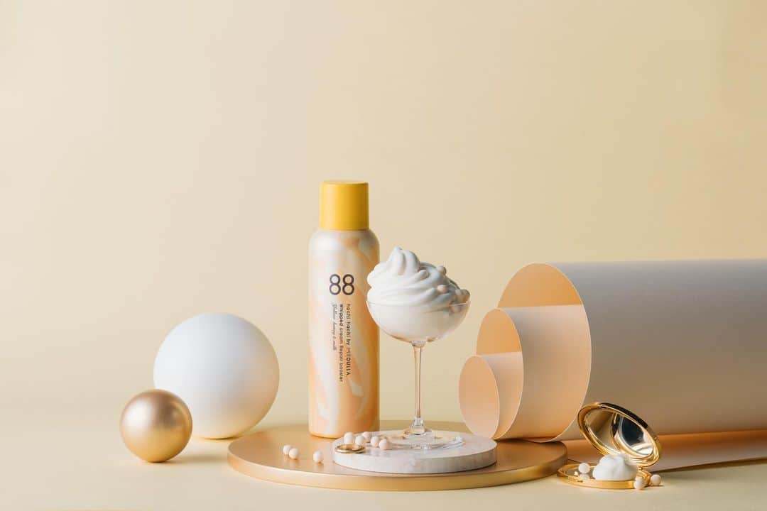 のインスタグラム：「髪の「間食」をコンセプトにしたヘアケアブランド「88 by MEDULLA（ハチハチ バイ メデュラ）」を撮影いたしました。  ※カラバリのスタイリングが可愛すぎるので、別投稿で紹介していくね🍯  スウィーツみたいな濃密泡でできたリペアブースター🧁  パーソナライズヘアケアブランド「MEDULLA（メデュラ）」から、サブブランドとして「88 by MEDULLA（ハチハチ バイ メデュラ）」を発売開始🌸  @medulla_jp の公式オンラインストア、 全国のLOFT（一部店舗を除く）にて先行販売しているそうですよ🍬  明後日いっぱいまで @medulla_jp でフォローいいねプレゼントを実施中らしいのでチェックしてみてね🌸🌱🍯  PS 商品をタグ付けって言うのが自動で出てきたすごい…😳  @medulla_jp @medulla_shop  Photo @moron_non  Stylist @harukakimura_」