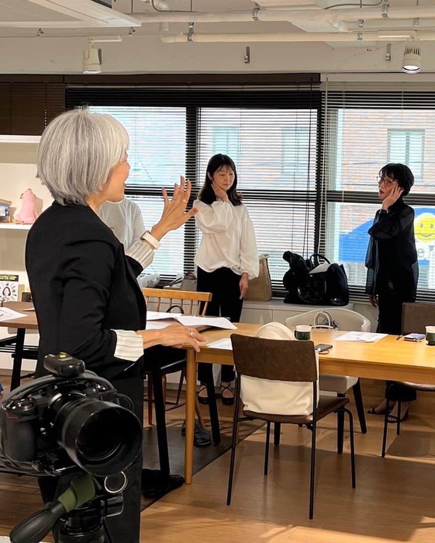 朝倉真弓さんのインスタグラム写真 - (朝倉真弓Instagram)「【ポージングレッスン&撮影会】  プロのヘアメイクさんに綺麗にしていただき、カメラマンさんに撮影していただく。  そんな華々しい場に、ポージング指導者として関わらせていただきました。  まずは、基本の美姿勢レッスンとポージング、手の所作のお話。  その後はヘアメイクが終わった皆さんにつきっきりで、それぞれに合ったポーズをご指導いたしました。  ポージングは、人それぞれ個性が現れます。  例えば手に緊張が出てしまう人は、あえて手を見せないポージングのほうがしっくりとハマることもあります。  お一人お一人の個性に合わせて、一番素敵に見えるポージングをその場で作り出す・・・。  私にとっても、非常に勉強になった現場でした。  ご一緒させていただいた「EGAO」のみなさま。  @egao_totalbeauty  カメラマンさんもヘアメイクさんも、皆さん気持ちの良いチームです！  　　 ▼モデル事務所様や撮影会主催者様▼  出張ポージングレッスン、承ります。  ちょっとしたコツで写真写りが激変するポージングレッスン、 ぜひお問い合わせくださいませ。  　　 ▼▼3月31日（金）ランチタイムライブ▼▼  いつもの通り12:30〜12:45予定で行います！  美姿勢やポージングについてお話ししようかなと思っています😊  皆さんのお越しをお待ちしております✨  　　 ———・———・———・———・——— 印象年齢マイナス10歳 《美姿勢＆品格ウォーキング》  インストラクター・朝倉真弓  @mayumi_asakura ⁡ LINE公式ご登録特典配布中⭐️ ⁡ →プロフィール欄URLより LINEにご登録ください✨ ———・———・———・———・———  #ポージングレッスン #撮影会 #ポーズ指導 #プロカメラマン #カメラマン　 #品格ウォーキング #美姿勢 #ウォーキング講師 #ウォーキングインストラクター #ウォーキング #グレイヘアモデル #グレイヘア #朝倉真弓」3月29日 20時07分 - mayumi_asakura