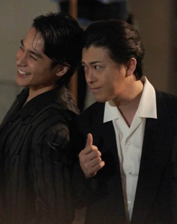 入江悠さんのインスタグラム写真 - (入江悠Instagram)「こんにちは、入江悠です。  今週末。 3月31日、土曜日。 わたしが監督した映画『ネメシス 黄金螺旋の謎』が全国劇場公開されます。  先日、劇場公開に先んじて、本作の完成披露とレッドカーペットイベントがありました。 わたしも慣れないスーツを着込んで、キャストと一緒に登壇しました。  主演の広瀬すずさん、櫻井翔さんはじめ、ずらりと並んだキャスト陣の挨拶を聴きながら、「また集まるっていいな」と思っていました。  『ネメシス』は2021年に全10話のドラマとして放送されました。 そのときのメンバーが再集結して作ったのが、映画『ネメシス 黄金螺旋の謎』です。 わたしにとっても、監督としてドラマからの映画というのは初めてのこと。 「また集まる」というのが、こんなに嬉しいことだとは思っていませんでした。  3月31日の公開初日には舞台挨拶もあり、ライブビューイングによって全国の映画館に生中継されるようです。  どうなってしまうんだろう、と今からワクワクします。 ライブビューイングがとても嬉しいのは、いま、日本全国のどこかの映画館の椅子に座って、この映画を観に来てくれた方がいる、というのが強烈に実感できることです。 さらに、中継とはいえ、直接お礼の気持ちをこちらからお伝えできることです。  今からドキドキが止まりません。 ぜひ一緒に初日、盛り上がりましょう！ 公開初日、何卒宜しくお願い致します。  追記： 劇場公開がはじまったら、本作の制作について備忘録もかねて、監督目線で振り返って書きたいと思っています。 ぜひ、プロフィールに掲載のnoteのフォローも宜しくお願いします。  #広瀬すず #櫻井翔  #江口洋介  #ネメシス  #3月31日 #劇場公開」3月29日 20時07分 - u_irie