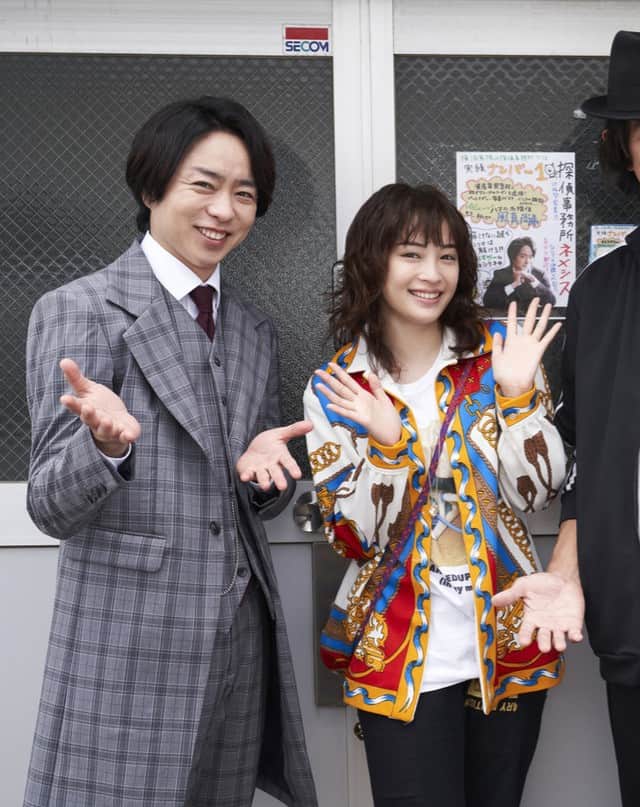 入江悠さんのインスタグラム写真 - (入江悠Instagram)「こんにちは、入江悠です。  今週末。 3月31日、土曜日。 わたしが監督した映画『ネメシス 黄金螺旋の謎』が全国劇場公開されます。  先日、劇場公開に先んじて、本作の完成披露とレッドカーペットイベントがありました。 わたしも慣れないスーツを着込んで、キャストと一緒に登壇しました。  主演の広瀬すずさん、櫻井翔さんはじめ、ずらりと並んだキャスト陣の挨拶を聴きながら、「また集まるっていいな」と思っていました。  『ネメシス』は2021年に全10話のドラマとして放送されました。 そのときのメンバーが再集結して作ったのが、映画『ネメシス 黄金螺旋の謎』です。 わたしにとっても、監督としてドラマからの映画というのは初めてのこと。 「また集まる」というのが、こんなに嬉しいことだとは思っていませんでした。  3月31日の公開初日には舞台挨拶もあり、ライブビューイングによって全国の映画館に生中継されるようです。  どうなってしまうんだろう、と今からワクワクします。 ライブビューイングがとても嬉しいのは、いま、日本全国のどこかの映画館の椅子に座って、この映画を観に来てくれた方がいる、というのが強烈に実感できることです。 さらに、中継とはいえ、直接お礼の気持ちをこちらからお伝えできることです。  今からドキドキが止まりません。 ぜひ一緒に初日、盛り上がりましょう！ 公開初日、何卒宜しくお願い致します。  追記： 劇場公開がはじまったら、本作の制作について備忘録もかねて、監督目線で振り返って書きたいと思っています。 ぜひ、プロフィールに掲載のnoteのフォローも宜しくお願いします。  #広瀬すず #櫻井翔  #江口洋介  #ネメシス  #3月31日 #劇場公開」3月29日 20時07分 - u_irie