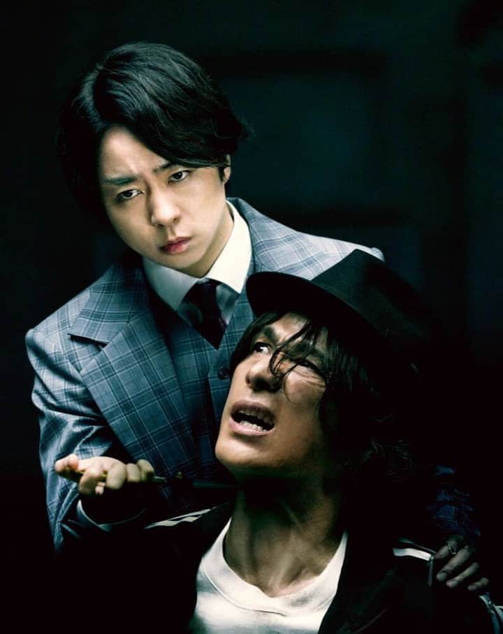入江悠さんのインスタグラム写真 - (入江悠Instagram)「こんにちは、入江悠です。  今週末。 3月31日、土曜日。 わたしが監督した映画『ネメシス 黄金螺旋の謎』が全国劇場公開されます。  先日、劇場公開に先んじて、本作の完成披露とレッドカーペットイベントがありました。 わたしも慣れないスーツを着込んで、キャストと一緒に登壇しました。  主演の広瀬すずさん、櫻井翔さんはじめ、ずらりと並んだキャスト陣の挨拶を聴きながら、「また集まるっていいな」と思っていました。  『ネメシス』は2021年に全10話のドラマとして放送されました。 そのときのメンバーが再集結して作ったのが、映画『ネメシス 黄金螺旋の謎』です。 わたしにとっても、監督としてドラマからの映画というのは初めてのこと。 「また集まる」というのが、こんなに嬉しいことだとは思っていませんでした。  3月31日の公開初日には舞台挨拶もあり、ライブビューイングによって全国の映画館に生中継されるようです。  どうなってしまうんだろう、と今からワクワクします。 ライブビューイングがとても嬉しいのは、いま、日本全国のどこかの映画館の椅子に座って、この映画を観に来てくれた方がいる、というのが強烈に実感できることです。 さらに、中継とはいえ、直接お礼の気持ちをこちらからお伝えできることです。  今からドキドキが止まりません。 ぜひ一緒に初日、盛り上がりましょう！ 公開初日、何卒宜しくお願い致します。  追記： 劇場公開がはじまったら、本作の制作について備忘録もかねて、監督目線で振り返って書きたいと思っています。 ぜひ、プロフィールに掲載のnoteのフォローも宜しくお願いします。  #広瀬すず #櫻井翔  #江口洋介  #ネメシス  #3月31日 #劇場公開」3月29日 20時07分 - u_irie