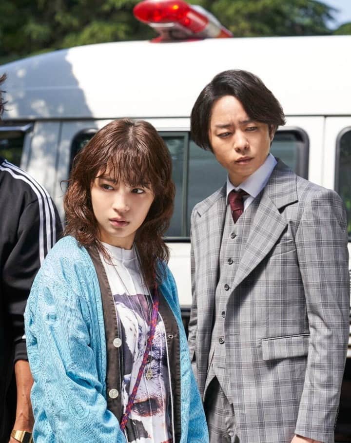 入江悠さんのインスタグラム写真 - (入江悠Instagram)「こんにちは、入江悠です。  今週末。 3月31日、土曜日。 わたしが監督した映画『ネメシス 黄金螺旋の謎』が全国劇場公開されます。  先日、劇場公開に先んじて、本作の完成披露とレッドカーペットイベントがありました。 わたしも慣れないスーツを着込んで、キャストと一緒に登壇しました。  主演の広瀬すずさん、櫻井翔さんはじめ、ずらりと並んだキャスト陣の挨拶を聴きながら、「また集まるっていいな」と思っていました。  『ネメシス』は2021年に全10話のドラマとして放送されました。 そのときのメンバーが再集結して作ったのが、映画『ネメシス 黄金螺旋の謎』です。 わたしにとっても、監督としてドラマからの映画というのは初めてのこと。 「また集まる」というのが、こんなに嬉しいことだとは思っていませんでした。  3月31日の公開初日には舞台挨拶もあり、ライブビューイングによって全国の映画館に生中継されるようです。  どうなってしまうんだろう、と今からワクワクします。 ライブビューイングがとても嬉しいのは、いま、日本全国のどこかの映画館の椅子に座って、この映画を観に来てくれた方がいる、というのが強烈に実感できることです。 さらに、中継とはいえ、直接お礼の気持ちをこちらからお伝えできることです。  今からドキドキが止まりません。 ぜひ一緒に初日、盛り上がりましょう！ 公開初日、何卒宜しくお願い致します。  追記： 劇場公開がはじまったら、本作の制作について備忘録もかねて、監督目線で振り返って書きたいと思っています。 ぜひ、プロフィールに掲載のnoteのフォローも宜しくお願いします。  #広瀬すず #櫻井翔  #江口洋介  #ネメシス  #3月31日 #劇場公開」3月29日 20時07分 - u_irie