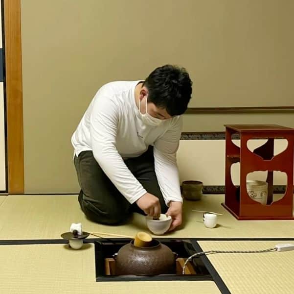 神戸学院大学さんのインスタグラム写真 - (神戸学院大学Instagram)「. \神戸学院大学の部活動紹介🏫/ ⠀ 今回の部活動紹介シリーズは、「茶道」、別名「裏千里」の練習を目的に活動している「茶道部」です🍵 現在、1年次生4人、2年次生2人、3年次生4人の計10人がKAC第二文化体育館5階第二和室にて活動しています❗️ ⠀ コロナの影響で活動ができなかった期間もありましたが、現在は練習を再開しています☺  初心者でも上級者でも、ぜひ茶道部に入って茶道を極めてみませんか❓  現在は、毎週月曜日の16時〜20時に活動しています❗️ 茶道に少しでも興味がある方や今後が気になると感じた方は、茶道部公式インスタグラム （ https://instagram.com/kgu.sado?igshid=YmMyMTA2M2Y=）をぜひチェックしてみてください✨  --------------------------------⠀ ⠀ 神戸学院大学のアカウントでは 学生が実際に撮影した等身大の情報を公開中✍️ @kobegakuin_university_koho ぜひフォローして応援お願いします📣 ⠀ --------------------------------  #神戸学院大学 #学生広報サポーター #神戸学院学生広報グループ #辻ゼミナール #ブランディング研究会 #神戸学院 #神戸学院大 #kobegakuin #kobegakuinuniversity #茶道部 #茶道 #大学部活 #茶道具 #茶道教室 #茶道のある暮らし #茶道のお稽古 #茶道好きな人と繋がりたい #茶道好きと繋がりたい #茶道サークル  #課外活動 #部活動 #お茶  #大学生の日常 #大学生の暮らし #大学受験 #キャンパスライフ」3月29日 20時00分 - kobegakuin_university_koho