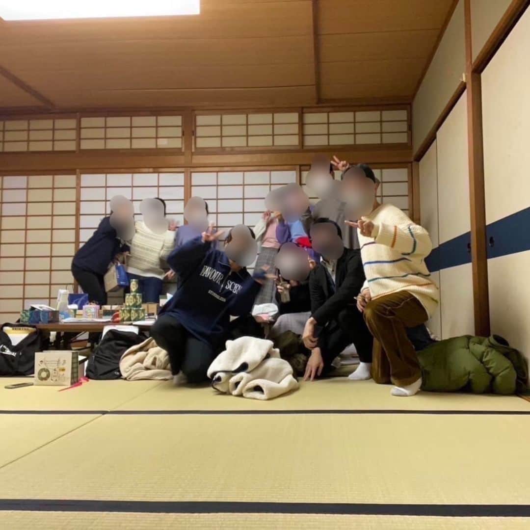 神戸学院大学さんのインスタグラム写真 - (神戸学院大学Instagram)「. \神戸学院大学の部活動紹介🏫/ ⠀ 今回の部活動紹介シリーズは、「茶道」、別名「裏千里」の練習を目的に活動している「茶道部」です🍵 現在、1年次生4人、2年次生2人、3年次生4人の計10人がKAC第二文化体育館5階第二和室にて活動しています❗️ ⠀ コロナの影響で活動ができなかった期間もありましたが、現在は練習を再開しています☺  初心者でも上級者でも、ぜひ茶道部に入って茶道を極めてみませんか❓  現在は、毎週月曜日の16時〜20時に活動しています❗️ 茶道に少しでも興味がある方や今後が気になると感じた方は、茶道部公式インスタグラム （ https://instagram.com/kgu.sado?igshid=YmMyMTA2M2Y=）をぜひチェックしてみてください✨  --------------------------------⠀ ⠀ 神戸学院大学のアカウントでは 学生が実際に撮影した等身大の情報を公開中✍️ @kobegakuin_university_koho ぜひフォローして応援お願いします📣 ⠀ --------------------------------  #神戸学院大学 #学生広報サポーター #神戸学院学生広報グループ #辻ゼミナール #ブランディング研究会 #神戸学院 #神戸学院大 #kobegakuin #kobegakuinuniversity #茶道部 #茶道 #大学部活 #茶道具 #茶道教室 #茶道のある暮らし #茶道のお稽古 #茶道好きな人と繋がりたい #茶道好きと繋がりたい #茶道サークル  #課外活動 #部活動 #お茶  #大学生の日常 #大学生の暮らし #大学受験 #キャンパスライフ」3月29日 20時00分 - kobegakuin_university_koho