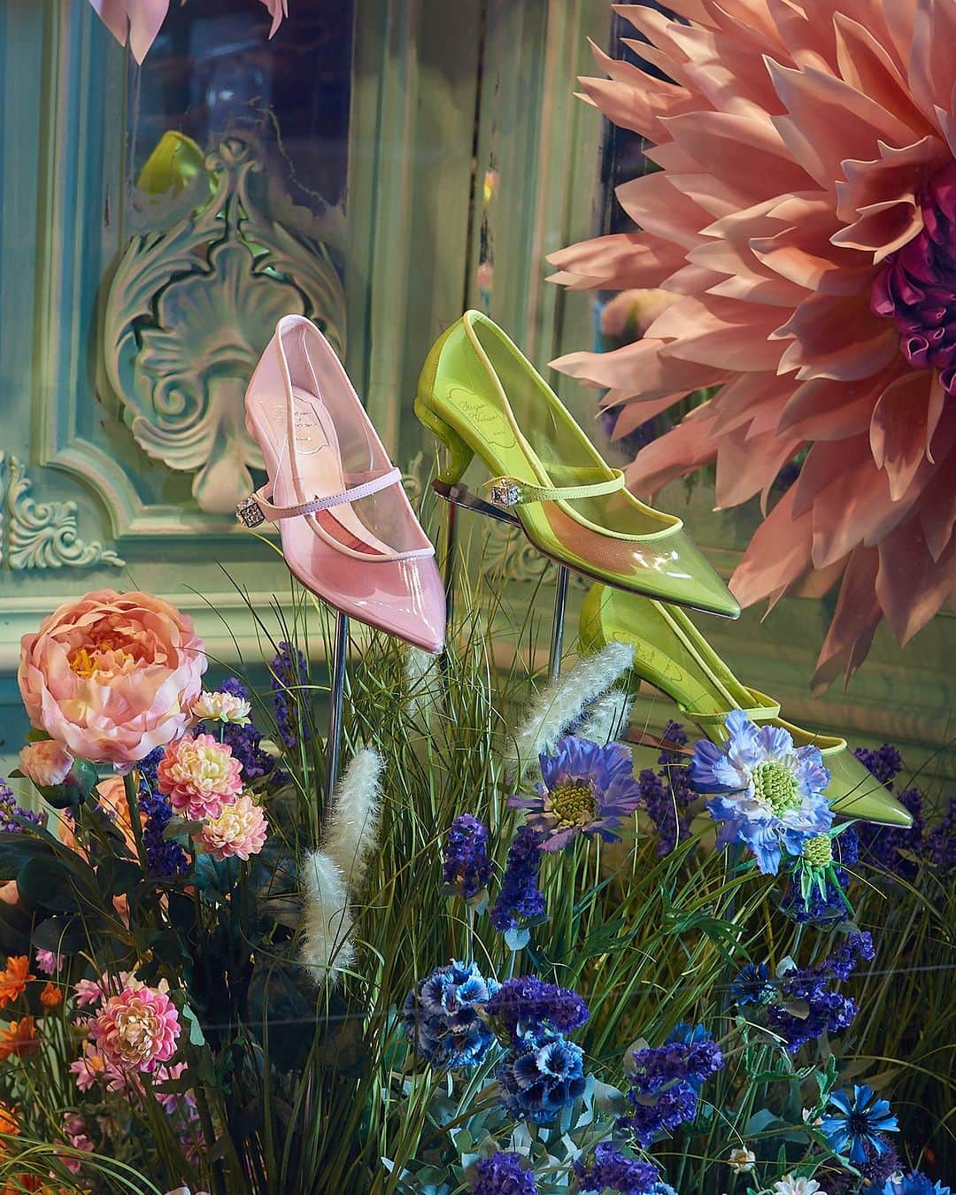 ロジェ・ヴィヴィエさんのインスタグラム写真 - (ロジェ・ヴィヴィエInstagram)「@GherardoFelloni’s shoe designs are Elegant and delicate, the design details (such as the Très Vivier Babies ballerinas, the Belle Vivier Ankle Strap pumps, the Virgule Babies pumps) delicately blend in the blooming and colorful Flower Invasion store concept.  #RogerVivier #GherardoFelloni    Discover the collection through link in bio or visit your nearest Roger Vivier boutique.」3月29日 20時00分 - rogervivier