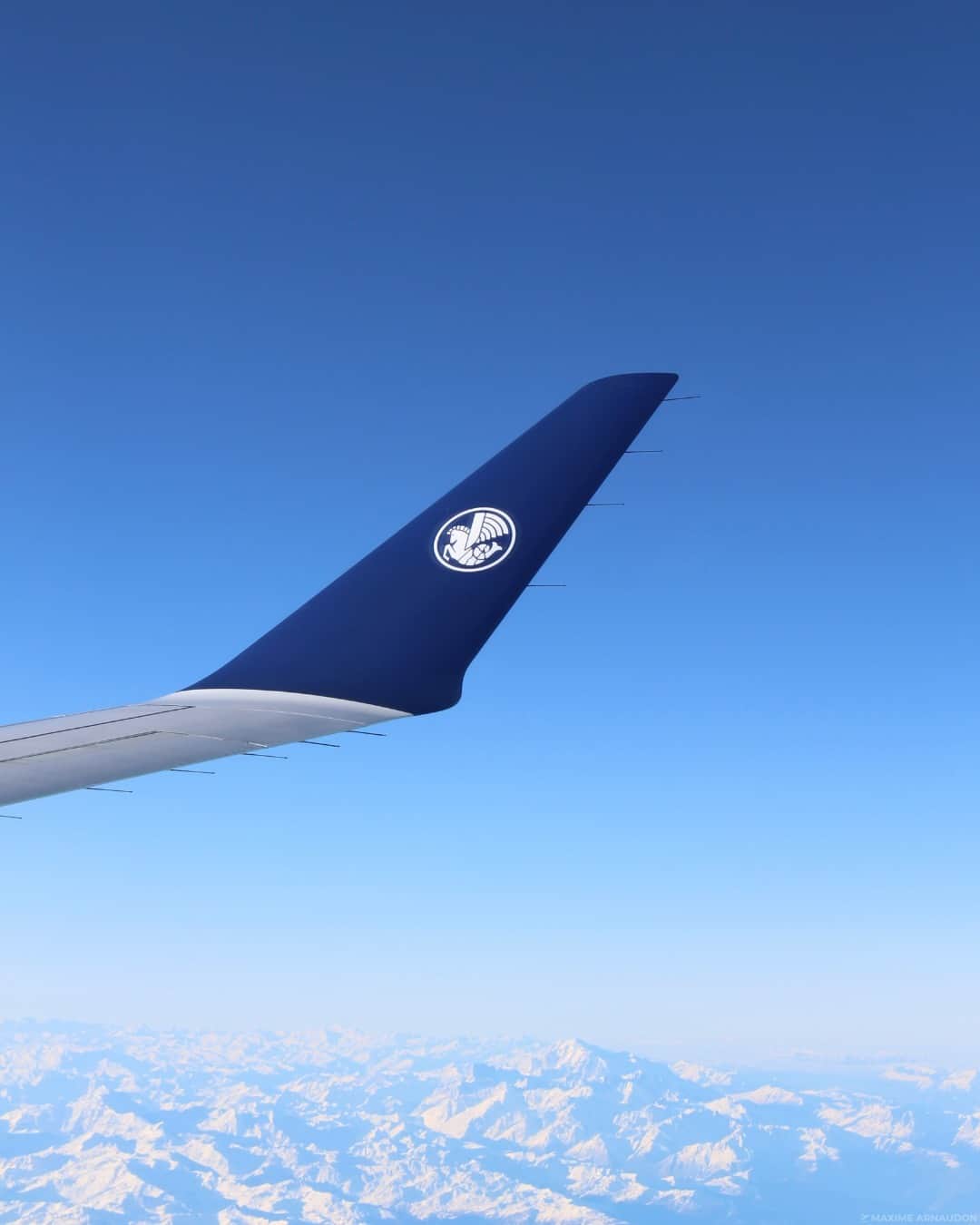 エールフランスさんのインスタグラム写真 - (エールフランスInstagram)「Up in the sky, looking at the Mont Blanc 💙  #airfrance #airplane #a220 #montblanc #alps」3月29日 20時00分 - airfrance