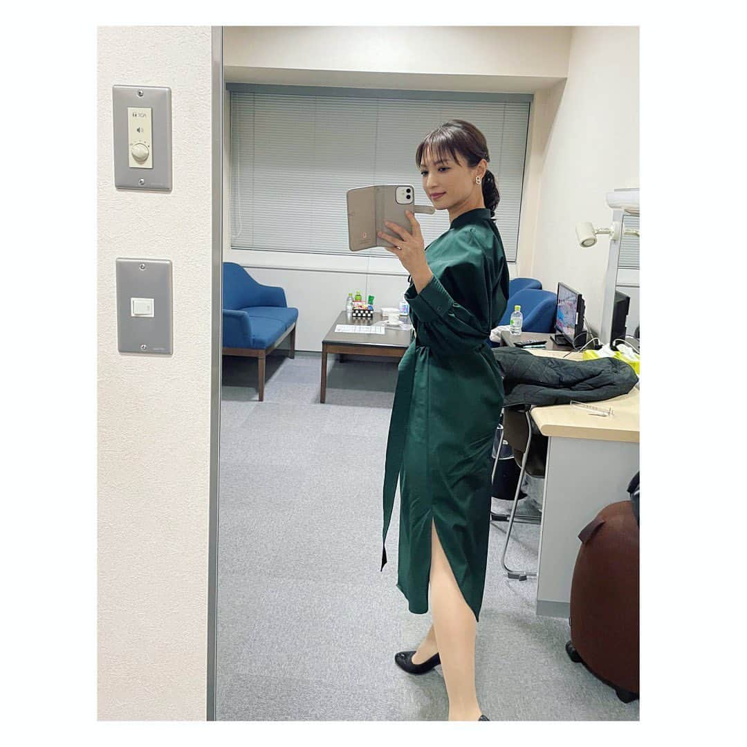 望月理恵さんのインスタグラム写真 - (望月理恵Instagram)「今日は報道ランナーの日でした。  3月で番組が終了し 新たなスタートをきるようです。 またその想いは 後日書かせてください。  今日の衣装。 @boss  #BeYourOwnBOSS  ・イヤリング @abiste_official  ２枚目。 セクシーなスリットが はいっていました。」3月29日 20時02分 - mochiee28