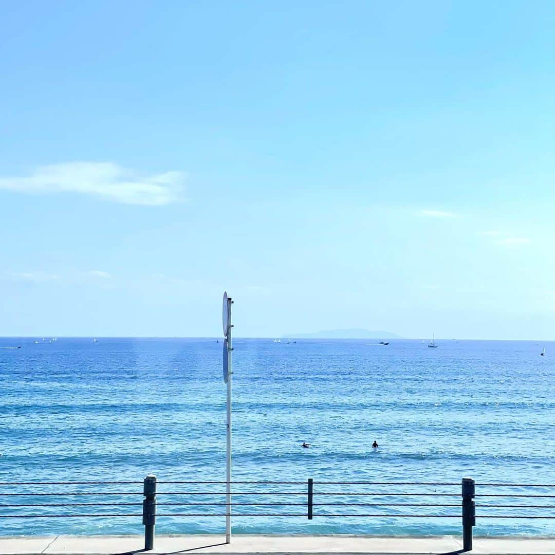 村西里世さんのインスタグラム写真 - (村西里世Instagram)「🌊🌊🚃  #七里ヶ浜 #車窓からの景色 #江ノ電」3月29日 20時02分 - riserise_0707