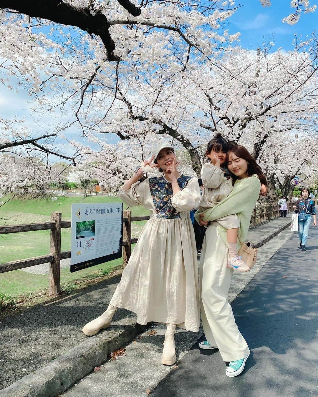 渕上彩夏さんのインスタグラム写真 - (渕上彩夏Instagram)「𓏲 𓏲 暖かくて風が気持ちよくて うすピンクの桜がいっぱいで 最高に春だった𓂃𓈒𓏸  外国の言葉がたくさん飛び交って みんな嬉しそうに写真撮ってた！  #桜 #熊本 #春 #beautyandyouth  #roku」3月29日 20時08分 - ayakafuchigami725