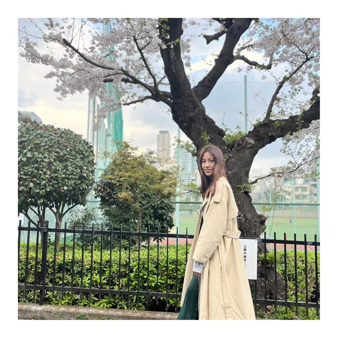 青木裕子のインスタグラム：「次男撮、『桜とお母さん』  今日はやっと、公園で桜を見ながらお昼ご飯を食べられました。コンビニのおにぎりでしたが🍙  たくさんお弁当作って、 レジャーシートしいてお花見したいなあ🌸  #次男くん📸 #プチお花見」