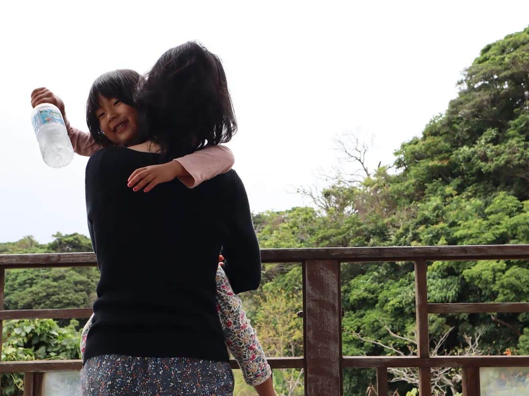 本仮屋リイナのインスタグラム：「⁡ワニガメを見に、沖縄こどもの国へ🐊🐢🐊🐢⁡⁡⁡⁡⁡⁡ ⁡ ⁡⁡危険生物に憧れてる長男が静かにジーッと観察する横で、夫は「実写版クッパだ！！めっちゃ強そう！」などと大興奮。 ⁡娘は「キリンさんのまつ毛がいちばん可愛かった」だそう🦒⁡ ⁡ ⁡⁡沖縄の動物園、とてもよかったです☺☺⁡⁡ ⁡⁡ ⁡#雨男の夫の張り切りが心配されましたがくもリイナ☁」
