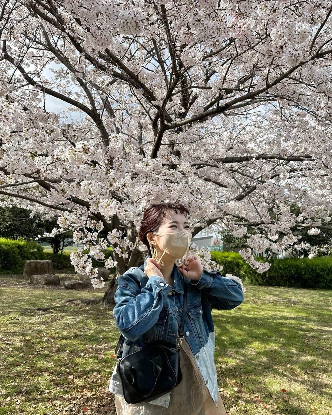 miho uesugiさんのインスタグラム写真 - (miho uesugiInstagram)「夢の島公園へ🚶‍♀️ 散り始めた桜がとても綺麗でした。 競技場付近は本当に人がいなくて私たちだけ…  少し移動して熱帯植物館は、大型の植物に圧倒されました…！！ 生命力の美しさよ🌿 10年くらい前にあったコロシアムは無くなってしまったようです…。  ㅤㅤㅤㅤㅤㅤㅤㅤㅤㅤㅤㅤㅤ春のお散歩にお勧めの地です。  ㅤㅤㅤㅤㅤㅤㅤㅤㅤㅤㅤㅤㅤ  #夢の島#夢の島公園#夢の島熱帯植物館#公園#桜#お花見#休日#休日の過ごし方#散歩#Kastane#Kastane舞浜#Kastane_ootd#骨格ウェーブ#イエベ春#コーディネート#今日のコーデ#コーデ#大人カジュアル#カジュアル#ロングヘア#オン眉#ワンピース30代ファッション#30代コーデ#カスタネ#低身長#低身長コーデ#春#春コーデ#デニム」3月29日 20時16分 - uepoooning