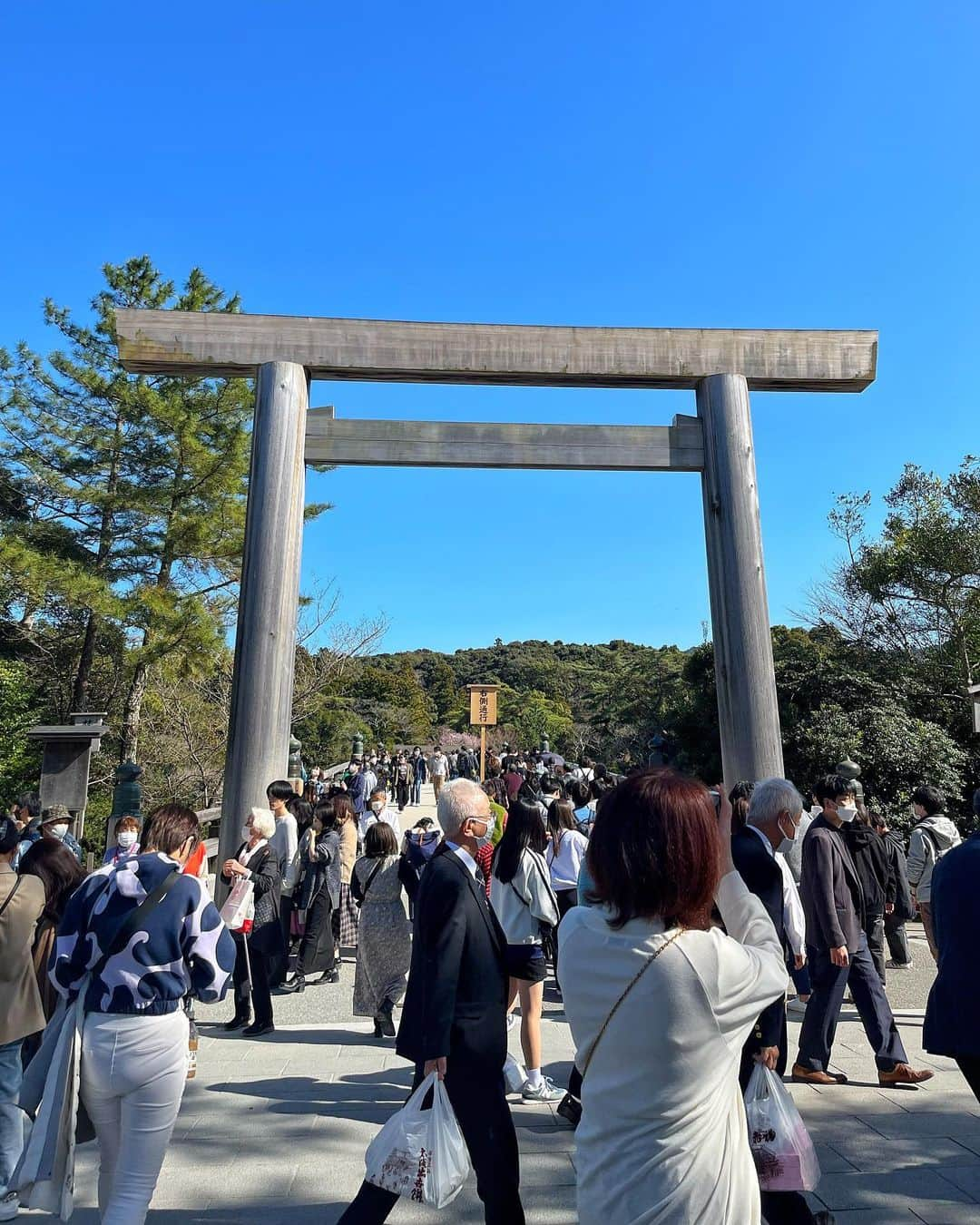 とくさきさんのインスタグラム写真 - (とくさきInstagram)「約2年ぶりの伊勢神宮❤️⛩ . 前回来た時は結婚もしてなかったけど、まさかお腹に子供いる状態で来ることになるとは😌 . ほんとに晴天で、たくさんパワーもらった気がします💕 .  #ゴルフ#ゴルフ女子#golf#golfgirl#sports#スポーツ#スポーツ女子#골프#골프여자#尔夫球#高尔夫#伊勢神宮#三重県#休日#holiday#マタニティ#プレママ」3月29日 20時09分 - tokusaki_golf