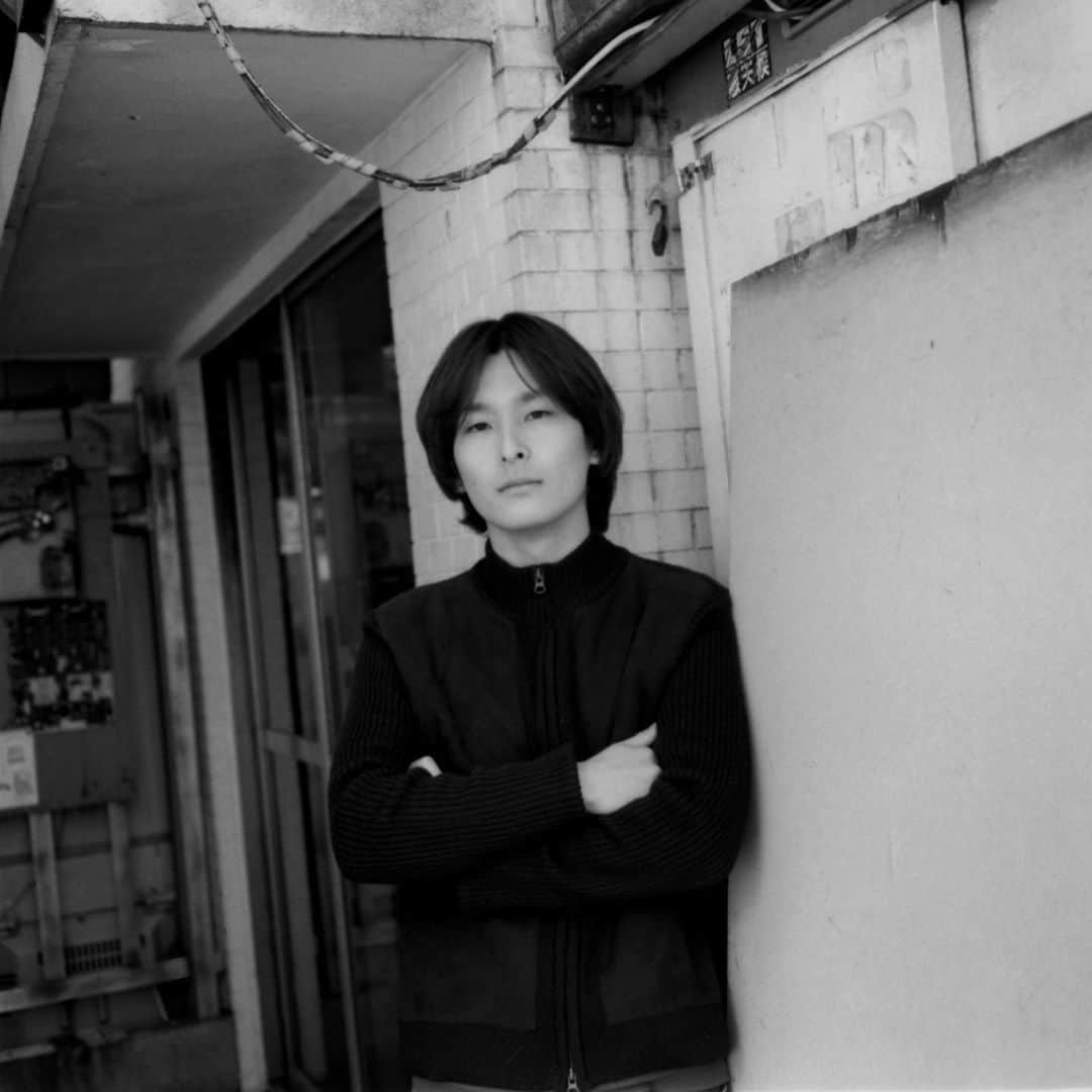 lute / ルーテのインスタグラム：「Interview with Ryosuke Makiyama（Dr. ）@maaaaaaki__r 🥁 Sugar House ( @sugarhousetheband )   Occupation：アーティスト  Q. クリエイティビティの源は？  面白い人と話す、映画、ファッション  Q. あなたにとって最高の一曲は？  After the Gold Rush-Neil Young  Q. あなたにとって最高のアーティストは？  radiohead  Q. 普段は誰とよく遊んでる？  猫、バンドメンバー  Q. 5年後はどんな存在になっていたい？  新しい価値観に理解がある人  Q. 今注目しているアーティストは？  strip joint  Q. おすすめのYouTubeチャンネルは？  PatagoniaJP  Q. 今行きたいところはどこ？  沖縄  Q. お気に入りのドリンクはある？  ライチの香りがする紅茶  Q. お気に入りのファッションブランドは？  sleepy jones の寝巻  Q. お気に入りのスキンケアやコスメはある？  NIVEA  Q. 創作活動に使っているアイテムや機材で、欠かせないものは？　  iPhone  Photography📷 :  @yotahoshi  音楽動画メディア「lute」によるインタビュー企画「IN TOWN」✍️アーティストやクリエイターのインサイドをストリートから配信📸」