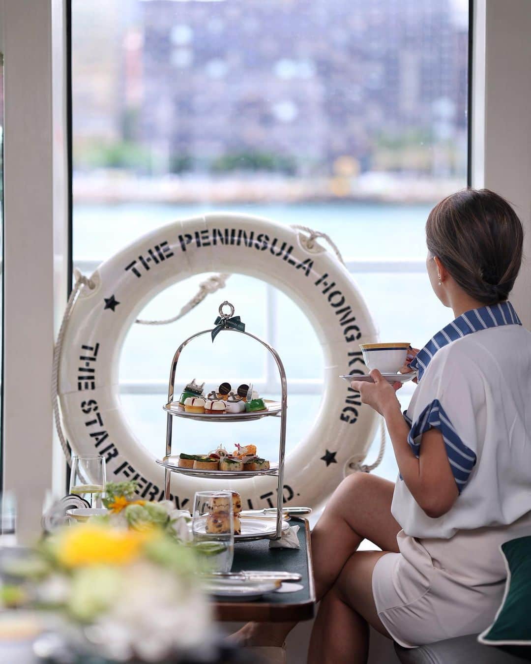 Discover Hong Kongのインスタグラム：「What’s more relaxing than an afternoon tea☕ enjoyed on the Star Ferry⛴️?  Hop on board the lavishly outfitted ferry “World Star” for an unforgettable afternoon tea voyage, exclusively available on Saturdays, Sundays and public holidays from 31 Mar to 2 Jul. Setting out from Tsim Sha Tsui Pier, the two-hour floating journey will cruise through Victoria Harbour, taking you to waterfront gems like the West Kowloon Cultural District and Stonecutters Island. Immerse yourself in an array of sweet and savoury bites, stunning harbour views and live music! 🎶  ⛴️The Peninsula Afternoon Tea on the Harbour 🔗For details and reservation, please visit @peninsulahongkong!  點為之最Chill嘅High Tea？就係坐住天星小輪⛴️嘆下午茶☕！  兩小時海上之旅由尖沙嘴碼頭出發，經過西九文化區同昂船洲海濱，一邊喺裝潢精美嘅「世星號」享用精緻甜品同鹹點， 一邊欣賞維港靚景，配合現場音樂演奏🎶，絕對係難忘體驗！   想體驗浪漫維港之旅，記得喺3月31至7月2日期間嘅週末同公眾假期揀定日子啦！☺️  ⛴️維港半島經典下午茶 🔗預訂請瀏覽👉🏻@peninsulahongkong  ⛴️🥳⛴️🥳⛴️🥳⛴️🥳⛴️🥳⛴️🥳⛴️🥳⛴️🥳⛴️🥳⛴️🥳 Hong Kong welcomes you✈️! Now travellers can get ‘Hong Kong Goodies’ 🛍️vouchers including one FREE welcome drink🍸 in the hottest bars! Check out the details here: bit.ly/HelloHKgoodiesEN. Hope to see you all soon! 香港歡迎你✈️！而家遊客仲可以享用「香港有禮🛍️」消費優惠券，去得獎酒吧免費飲返杯🍸🍹！詳情請留意 bit.ly/HelloHKgoodiesTC #DiscoverHongKong #HelloHongKong」