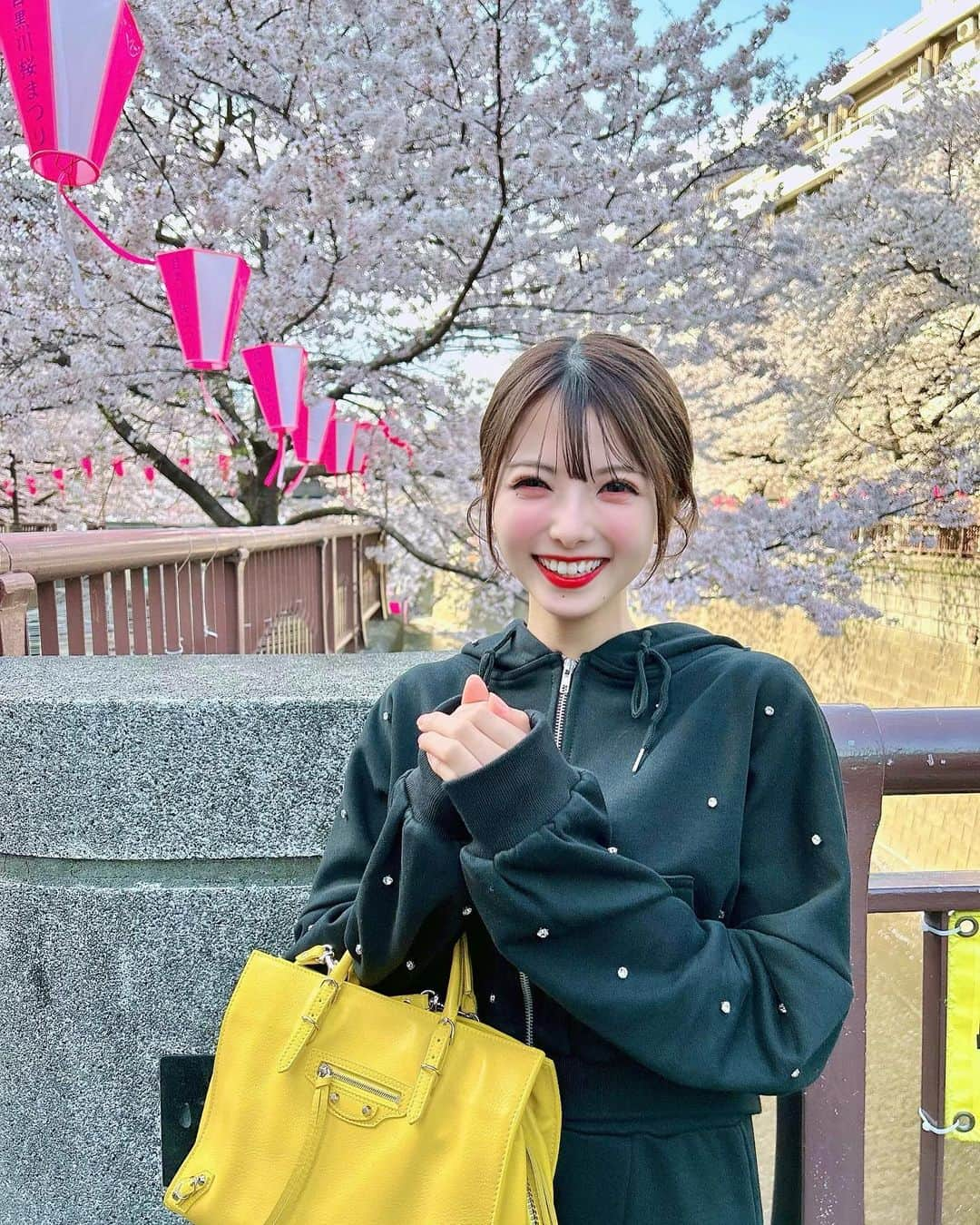 岡田栞奈のインスタグラム：「先週の雨で心配だったけど しっかり咲いてた😳🌸  今年初のお花見でした(ᐥᐜᐥ)♡ᐝ  #目黒川 #お花見 #お花見スポット  #お花見コーデ #桜 #春」