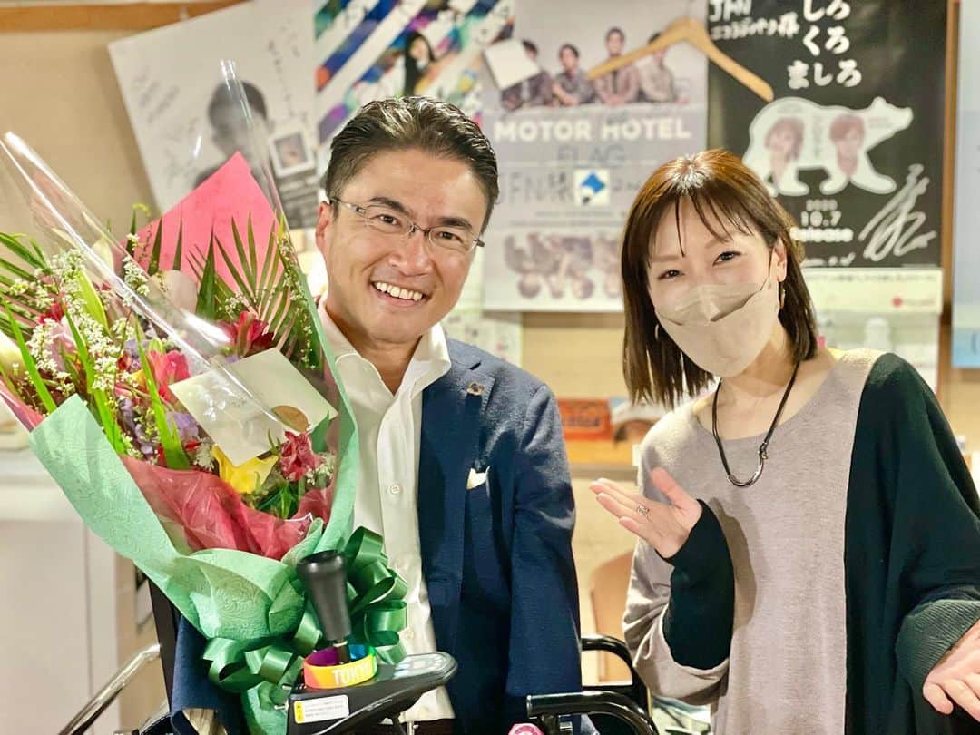 のインスタグラム：「毎週火曜日に出演していた『#Seasoning』が今週いっぱいで終了することに。パーソナリティーを務める #市川美絵 さんとは、同世代ということもあって番組当初から意気投合。週に1度の楽しみだった掛け合いがもうできなくなると思うと淋しいな😢  まだ番組終了の実感が湧いておらず、来週またスタジオに行ってしまいそう😂  リスナーのみなさん、スタッフのみなさん、そして市川さん、５年間ありがとうございました！！  #シズニン #ラジオ #ラジオ番組 #番組終了」