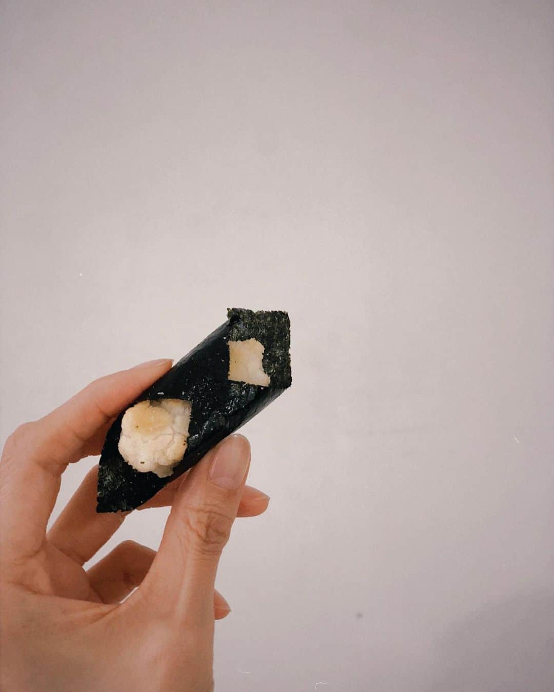 菊池亜希子さんのインスタグラム写真 - (菊池亜希子Instagram)「塩と醤油を交互に食べたら永遠に食べられるやつです。 ごちそうさまでした🥺✨  #大師巻 #菊池おやつ」3月29日 20時12分 - kikuchiakiko_official