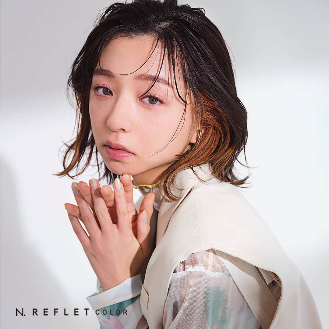 naplaのインスタグラム：「季節に合わせた髪色が楽しめる高彩度カラー N. REFLET COLR by napla ⁡ -------------------------- hair by @hashitani_yuuki noi 橋谷侑樹さん　　 ⁡ ⁡ #ナプラ #エヌドット #ルフレカラー  #ヘアカラー #高明度カラー #高彩度カラー #ヘアカラートレンド #ブリーチヘア #インナーカラー」