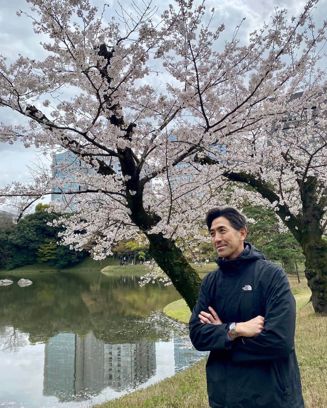 G.G.佐藤さんのインスタグラム写真 - (G.G.佐藤Instagram)「花びらが落ち始めてるココ最近 落ちる前に花見して来ましたー！ #花見」3月29日 20時12分 - gg_sato_takahiko