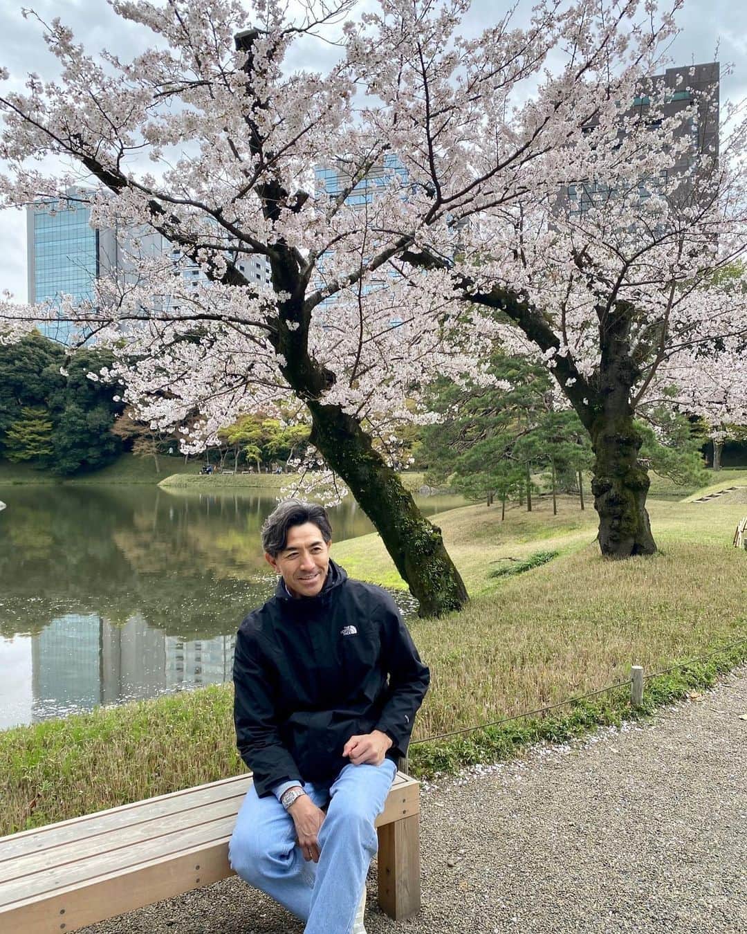 G.G.佐藤さんのインスタグラム写真 - (G.G.佐藤Instagram)「花びらが落ち始めてるココ最近 落ちる前に花見して来ましたー！ #花見」3月29日 20時12分 - gg_sato_takahiko